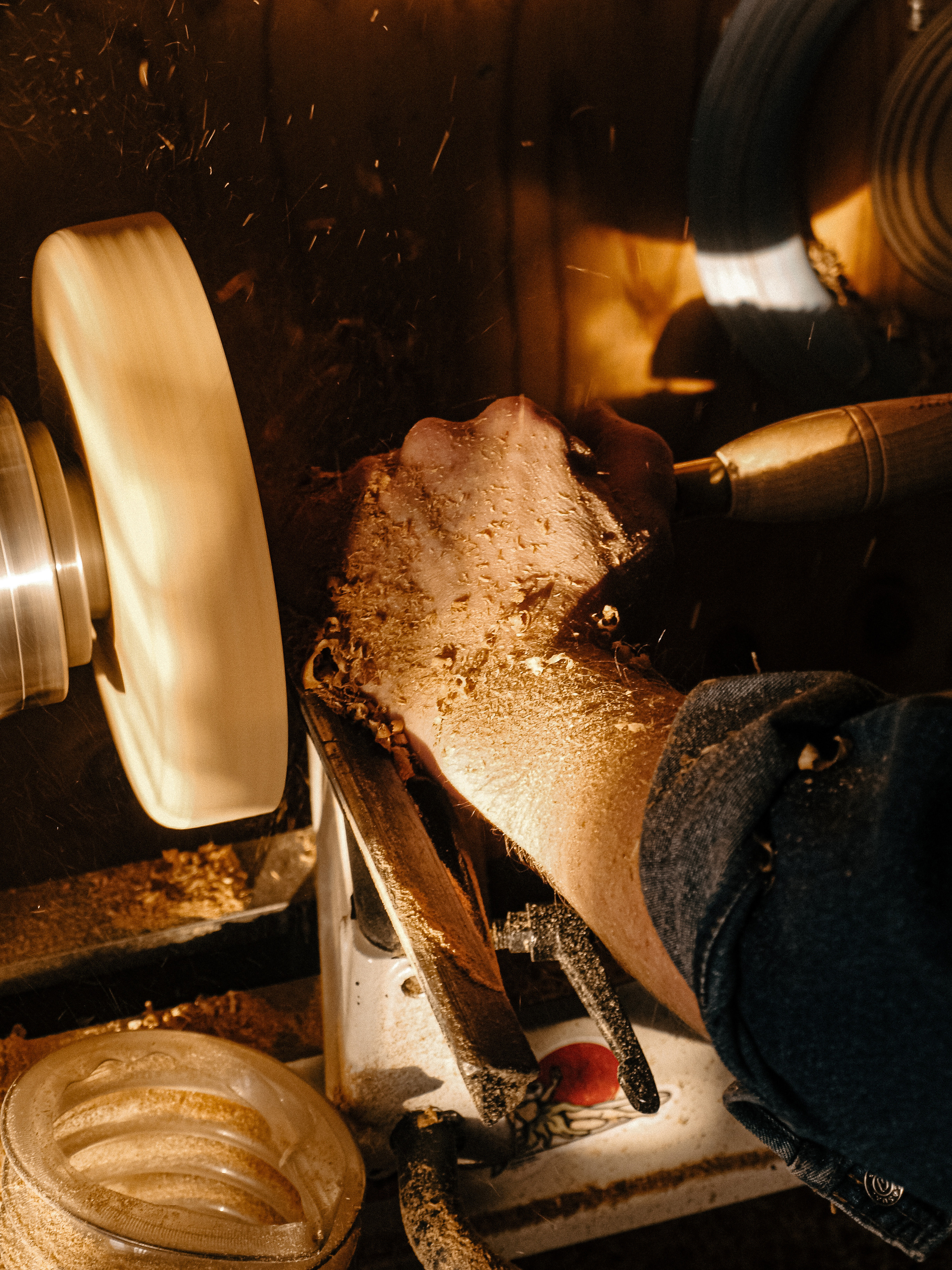 Антон в своей столярной мастерской. Женя Красовская | Портретный Фотограф | Визуал для брендов