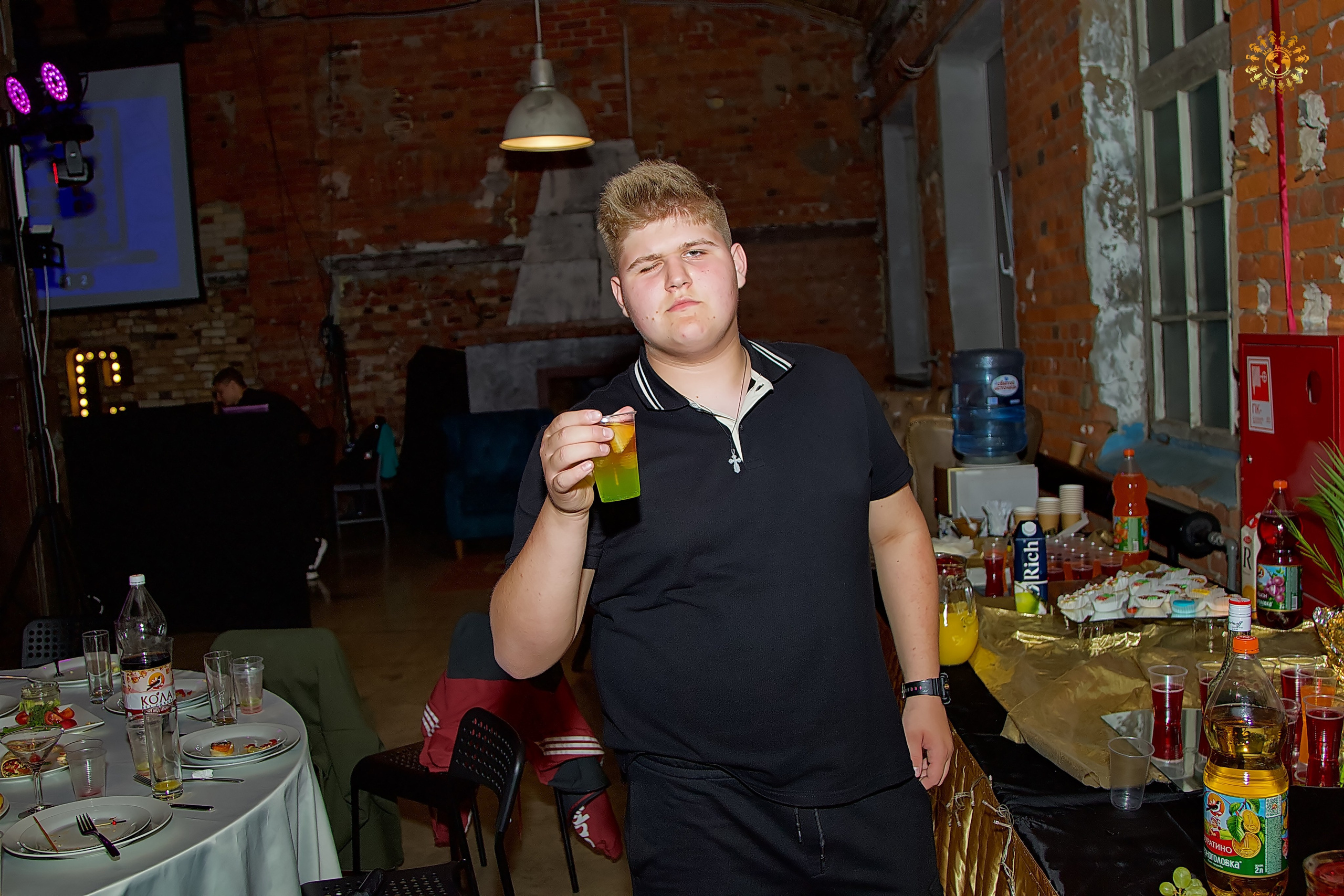 Выпускной 2023 (9-й класс, школа № 46). Loft Urban. Москва. Репортажная съемка в Москве и области. Анималистика