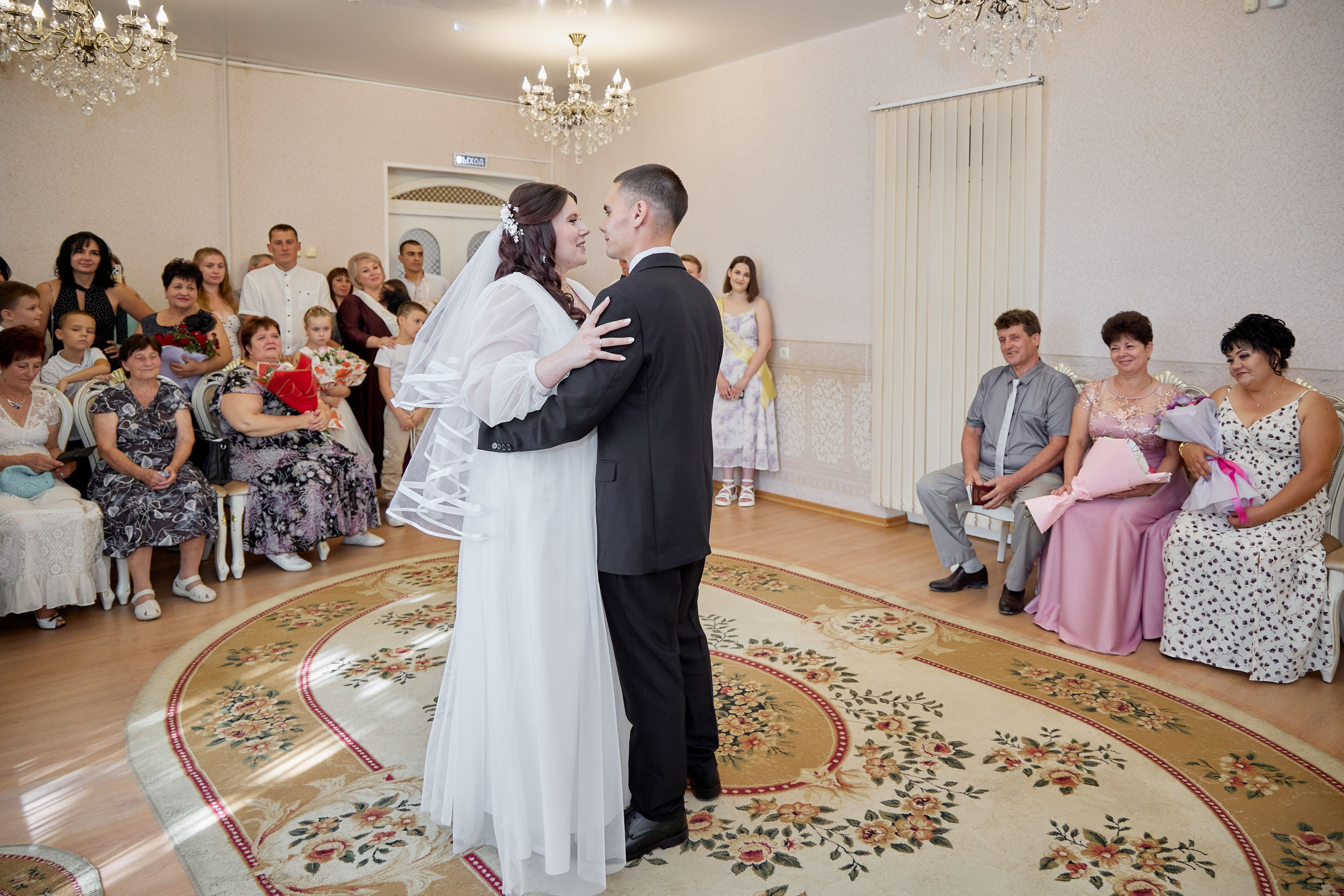 Фотосъемка в ЗАГСе, прогулка молодых, банкет