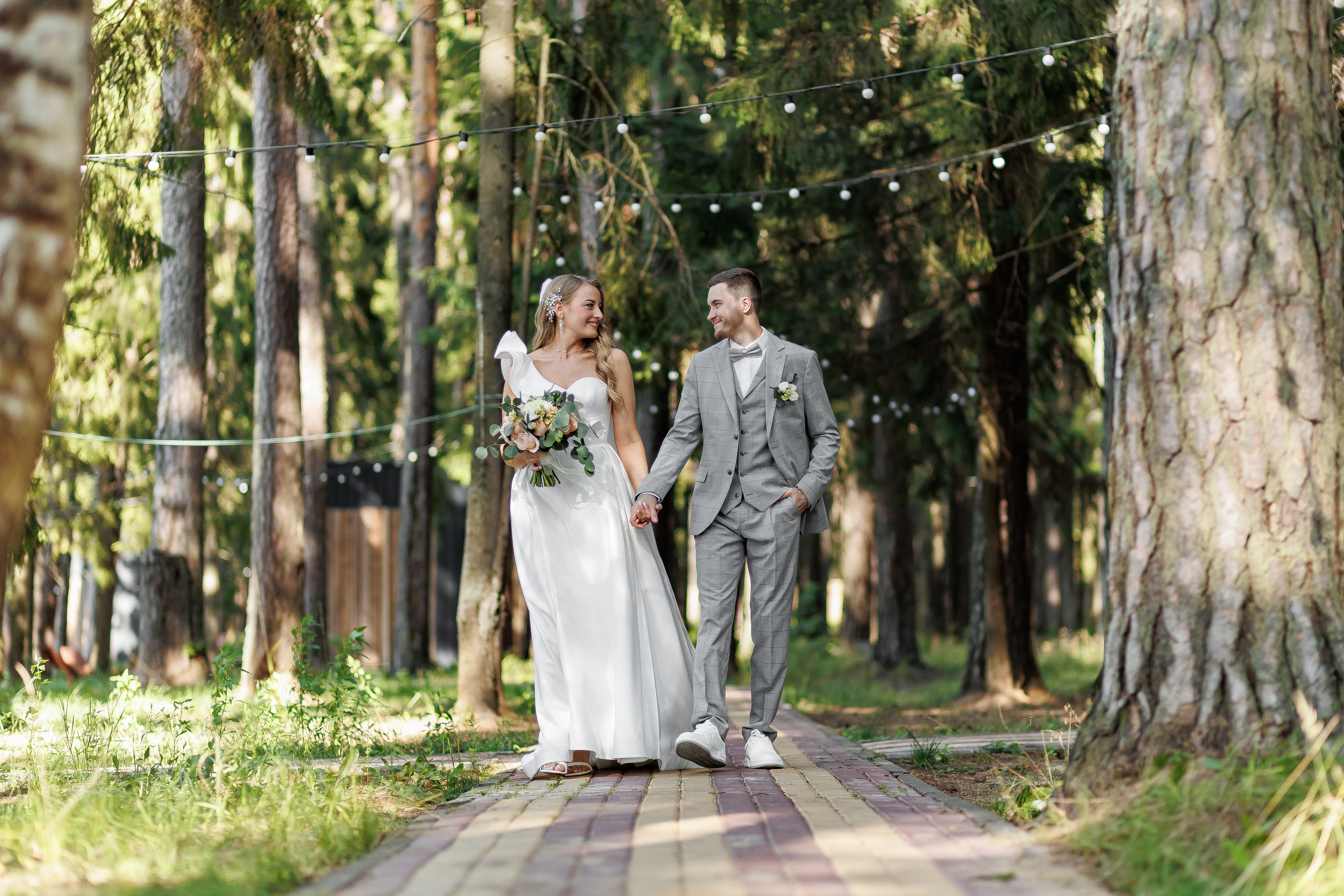 Запечатлейте свою любовь в каждом кадре: профессиональный свадебный фотограф создаст незабываемые моменты вашего особенного дня.