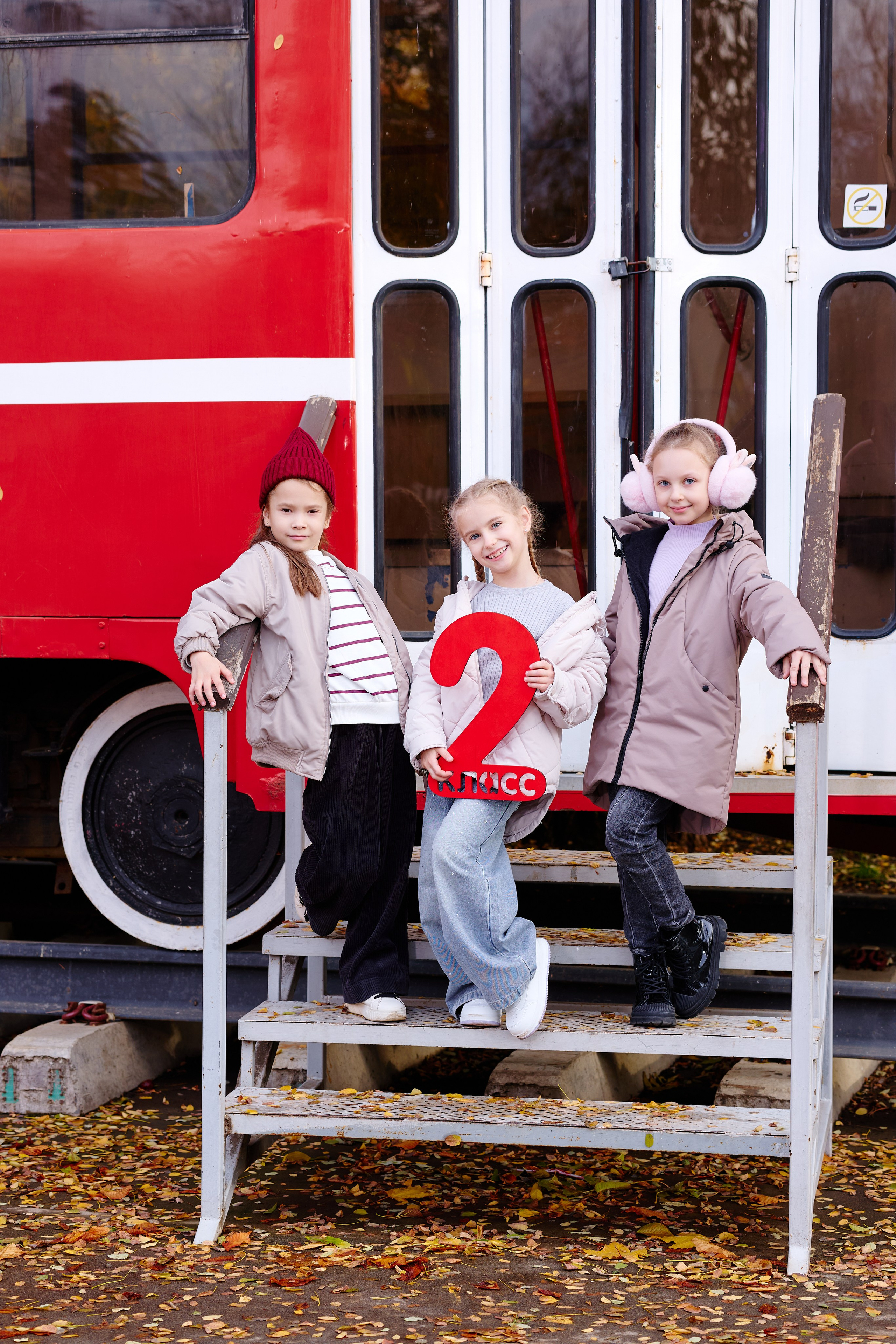 Прогулка в парке классом. Фотограф Выпускные альбомы Таганрог Сергей Коробченко