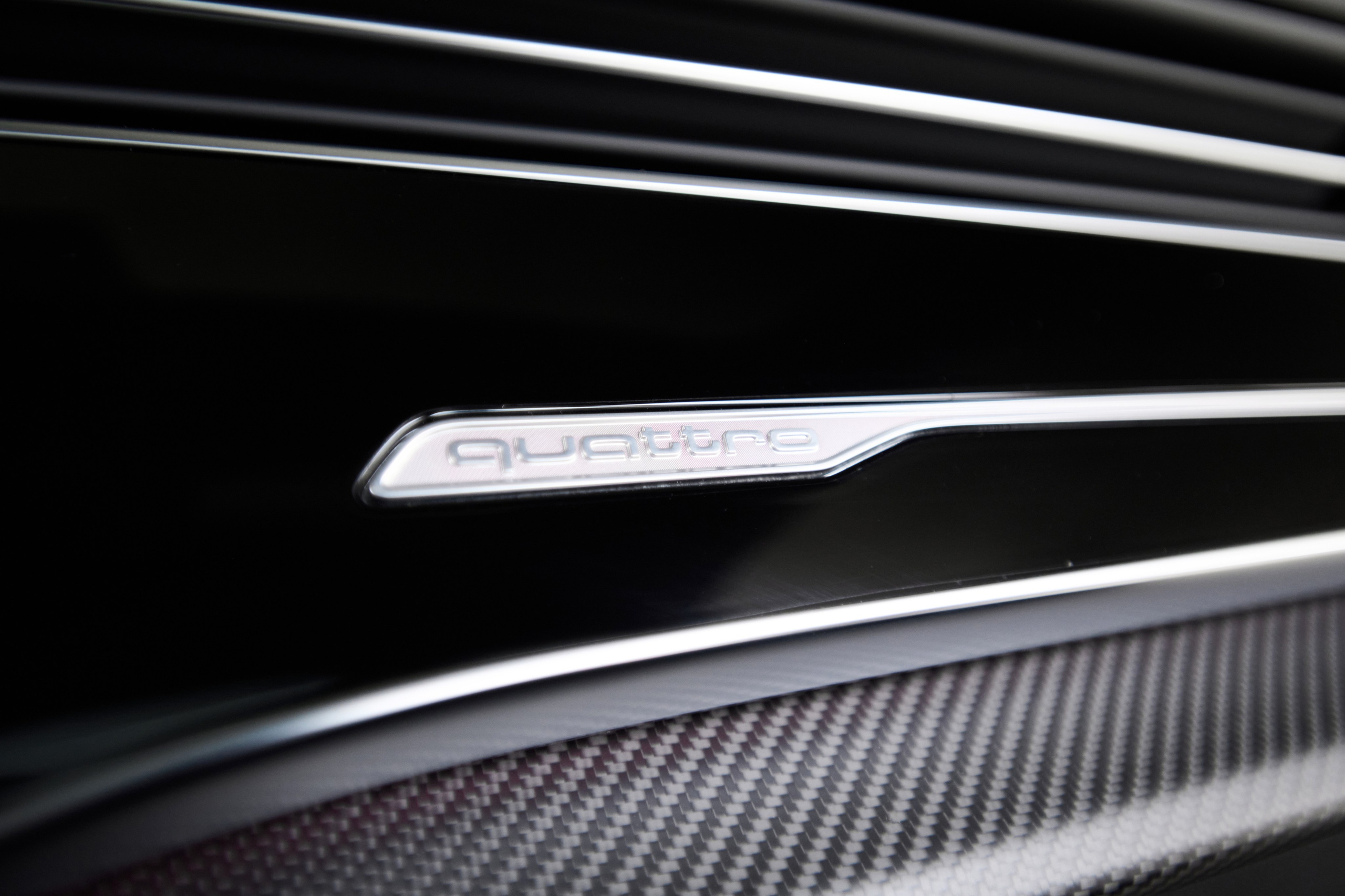Детальная съёмка декоративной вставки quattro в салоне Audi RS Q8