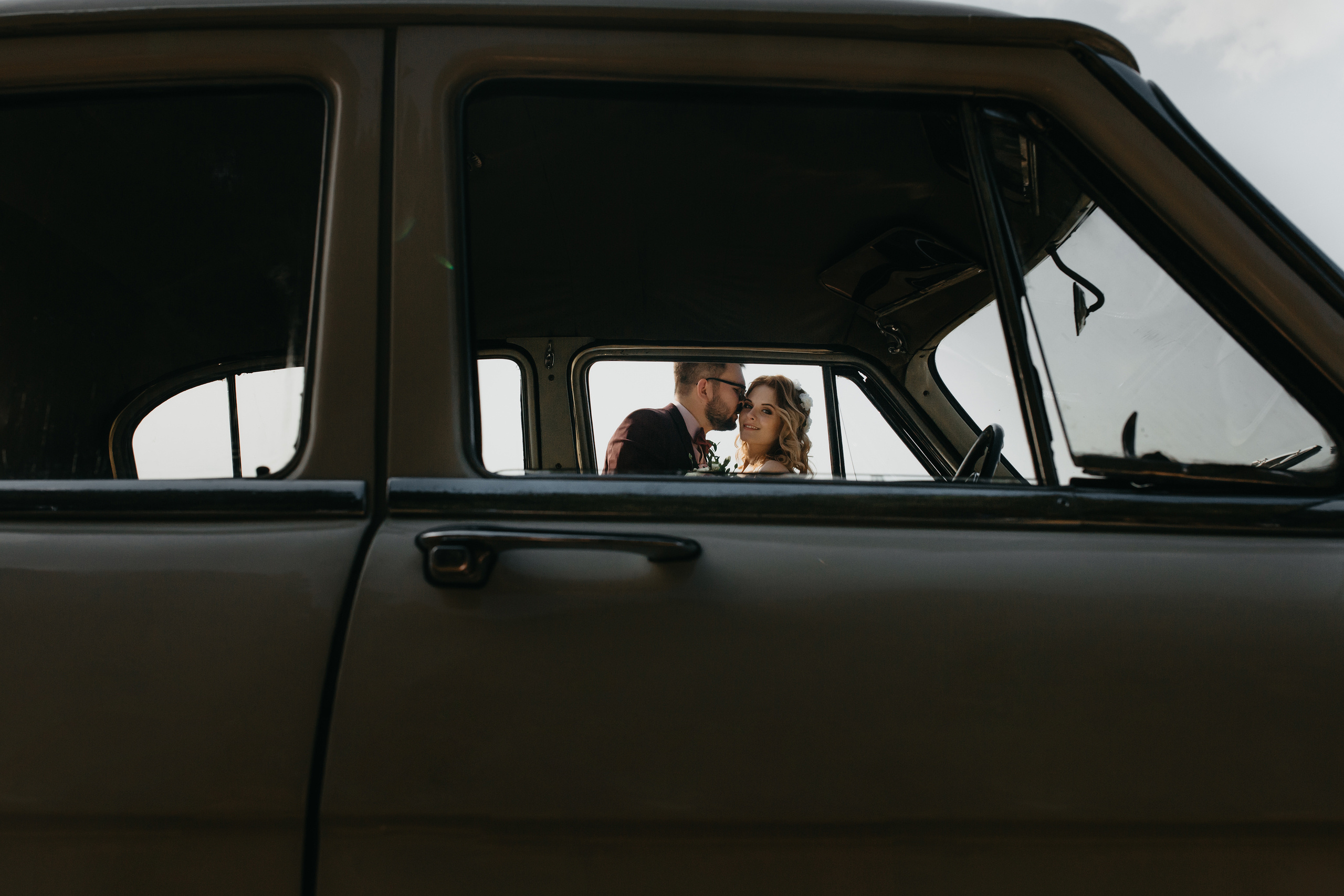 Варвара и Саша. Прокат Аренда ретро автомобилей Волга ГАЗ 21  Кострома