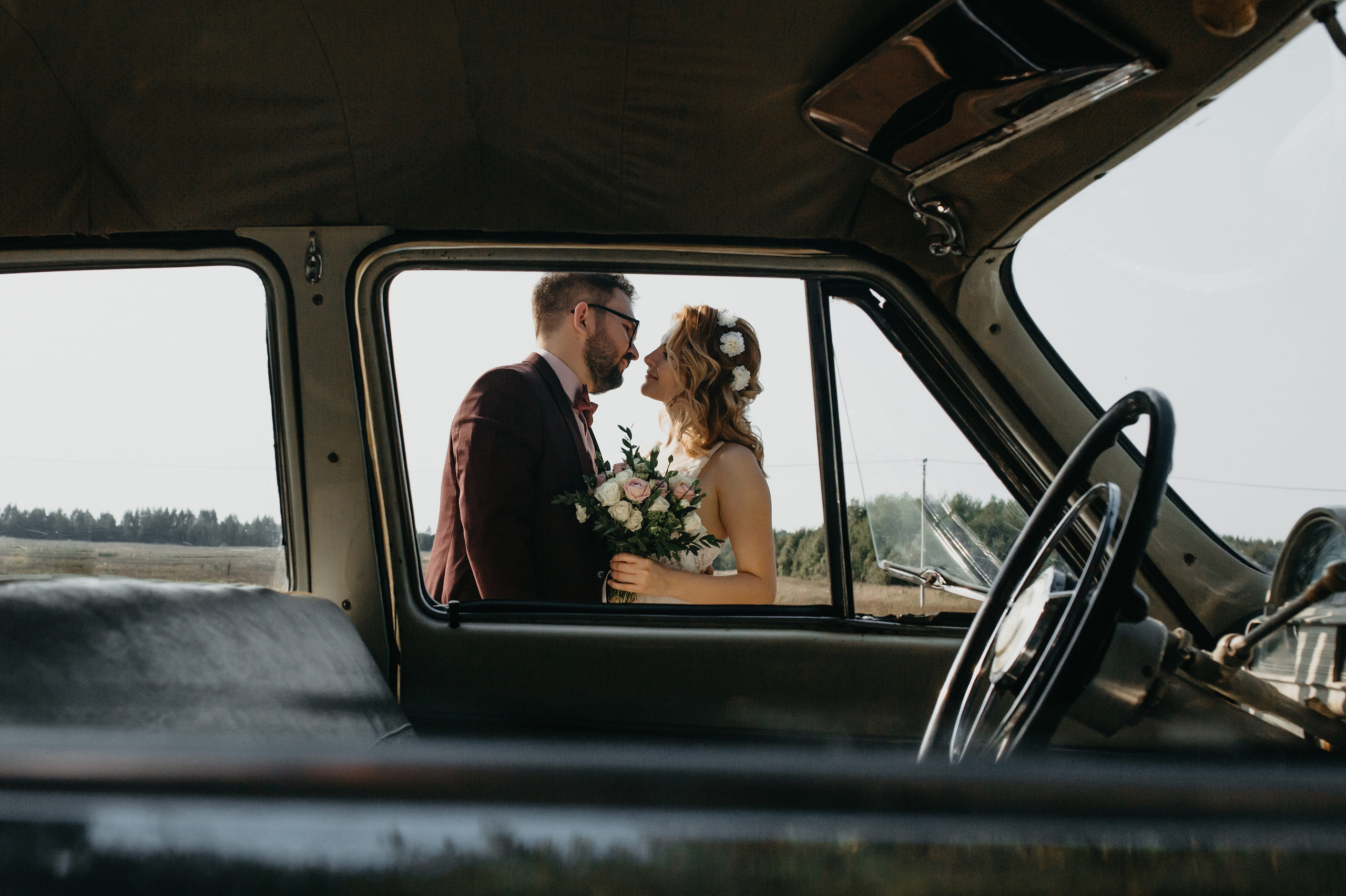 Варвара и Саша. Прокат Аренда ретро автомобилей Волга ГАЗ 21  Кострома