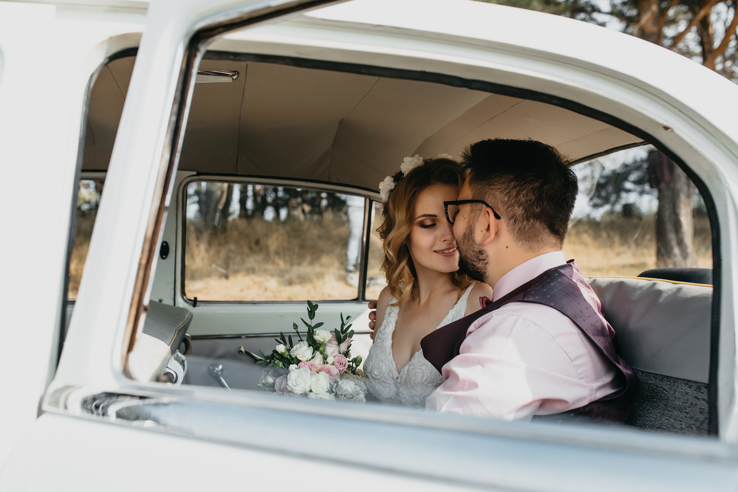 Варвара и Саша. Прокат Аренда ретро автомобилей Волга ГАЗ 21  Кострома