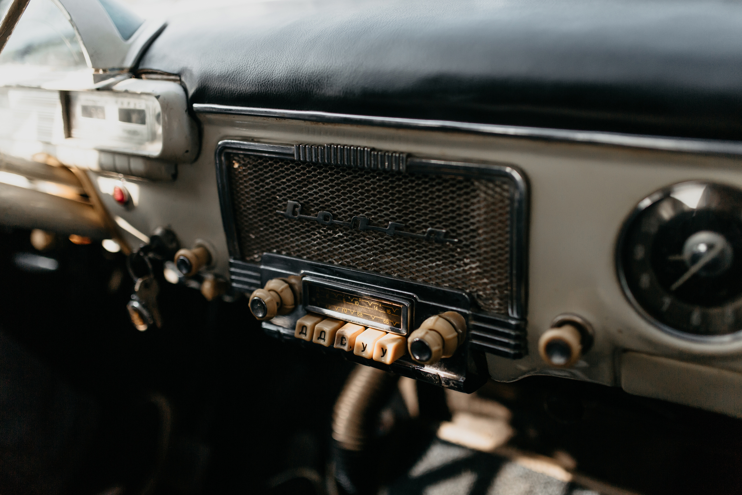 Варвара и Саша. Прокат Аренда ретро автомобилей Волга ГАЗ 21  Кострома