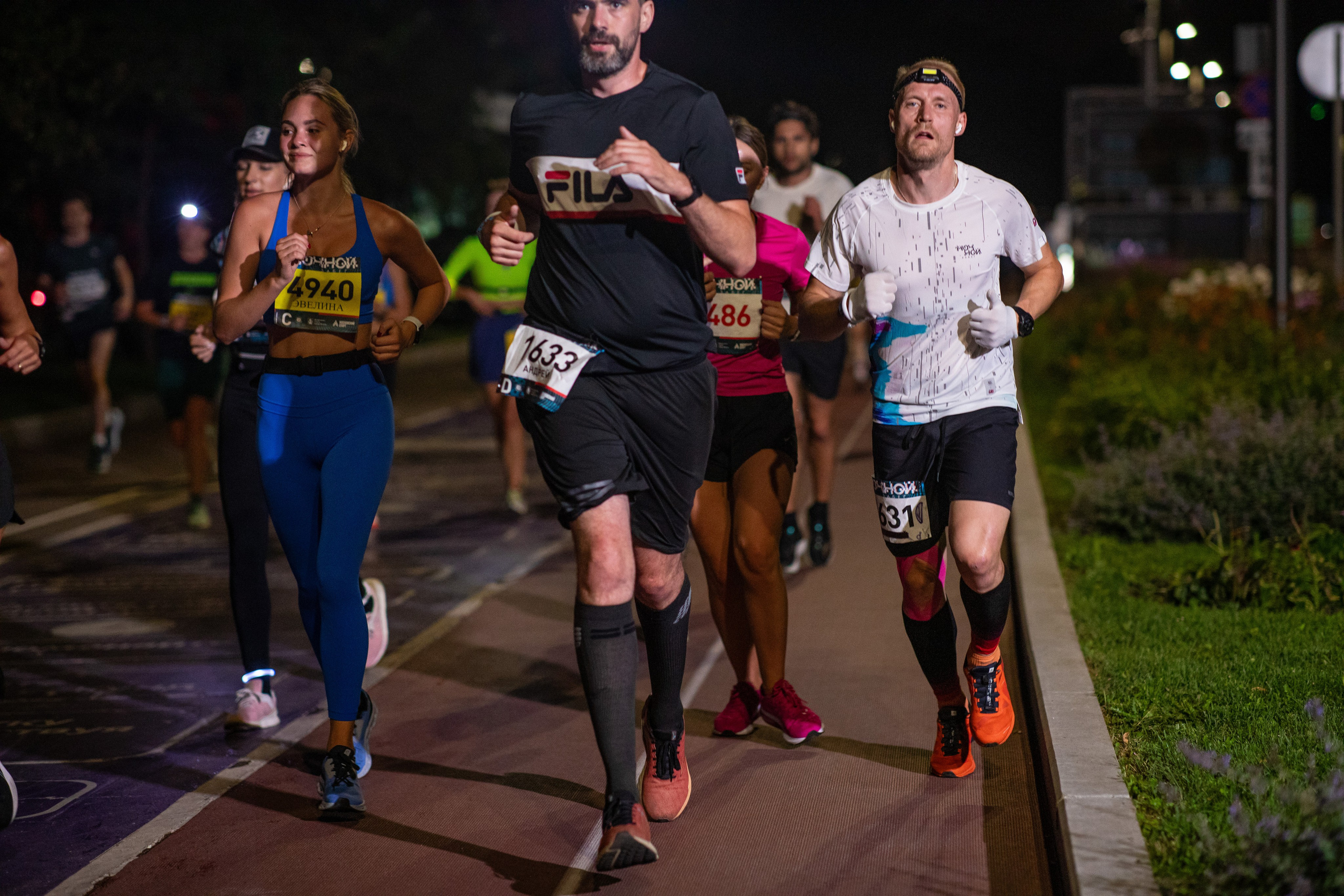 Ночной забег в ленте фотографий бегунов 03.08.24. Фотограф Сергей Ловкий
