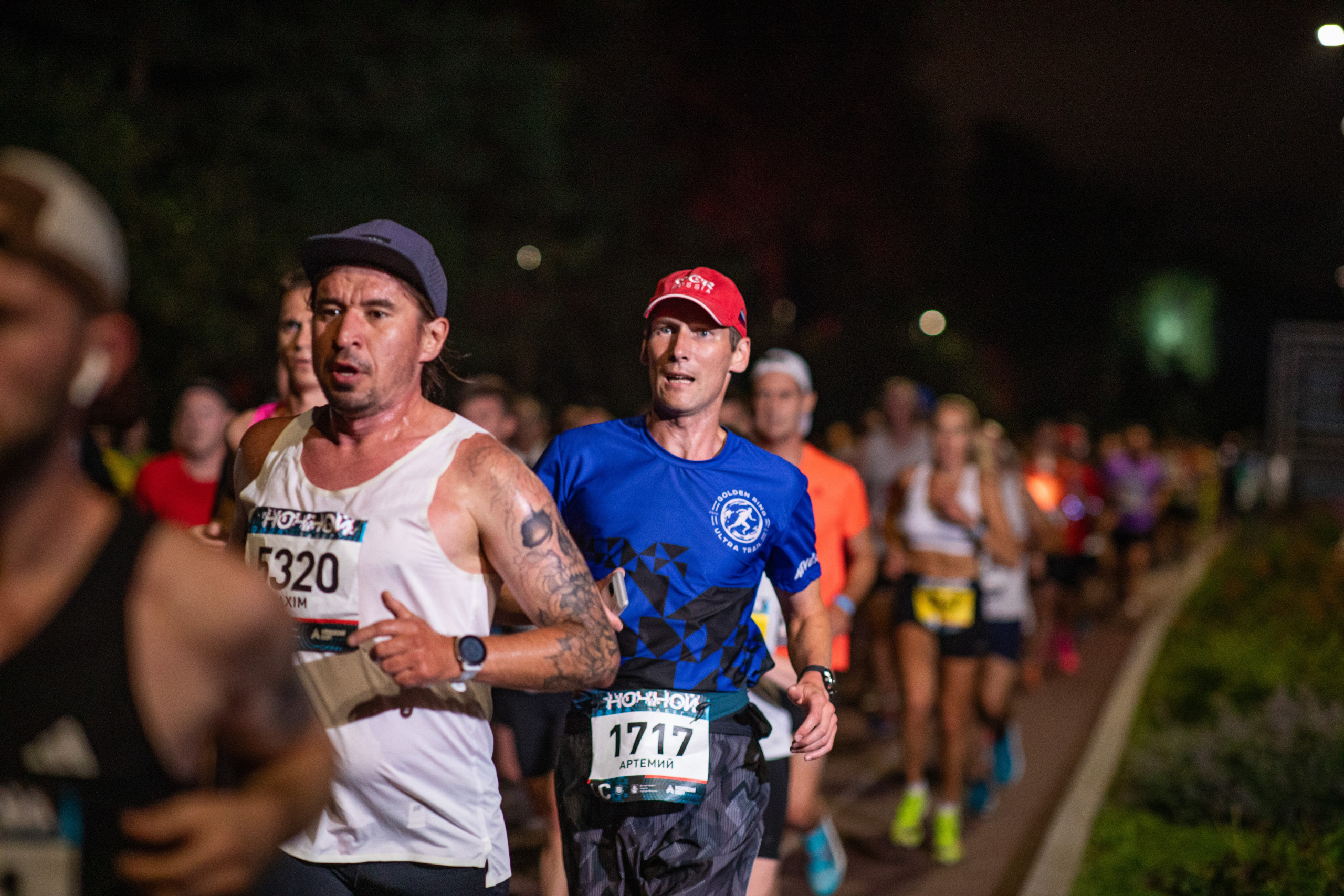 Ночной забег в ленте фотографий бегунов 03.08.24. Фотограф Сергей Ловкий