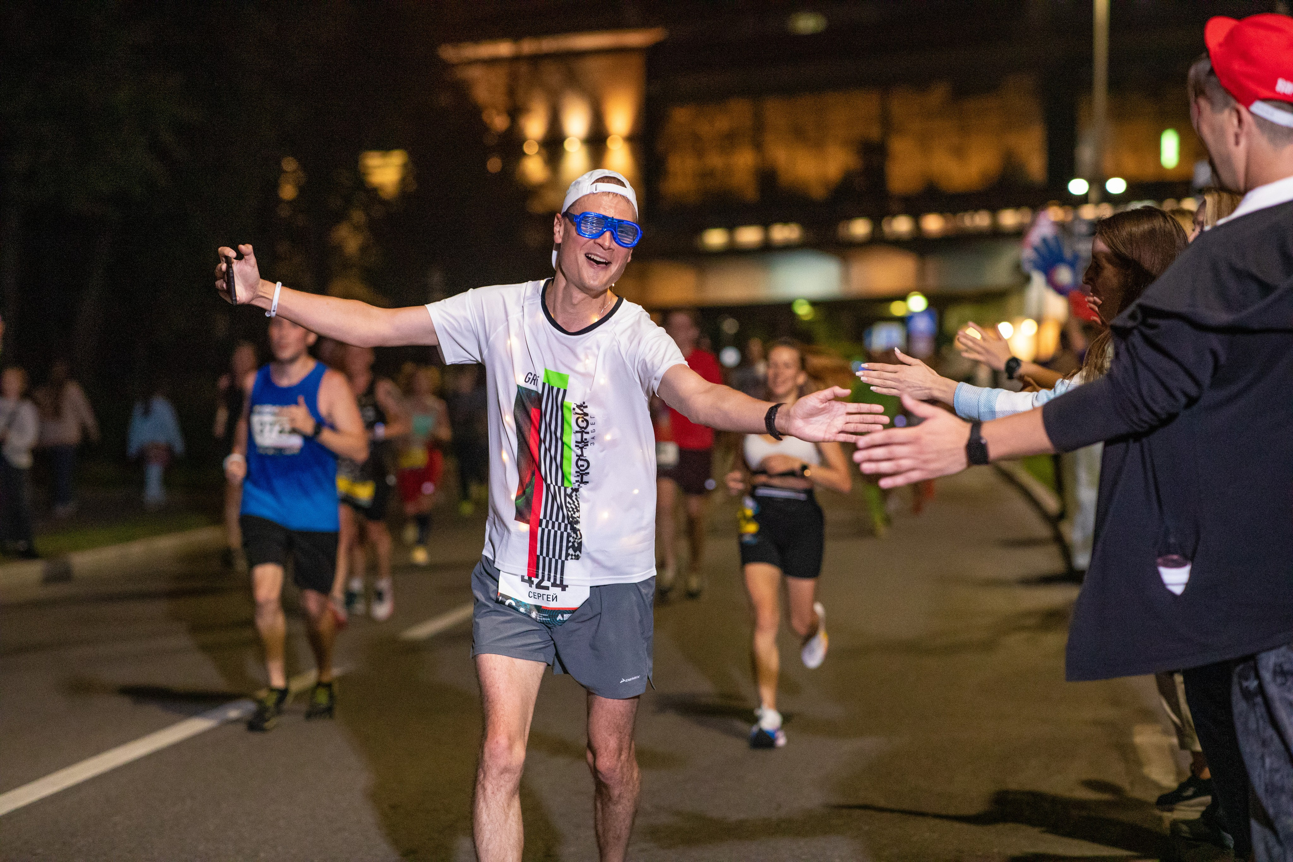 Ночной забег в ленте фотографий бегунов 03.08.24. Фотограф Сергей Ловкий