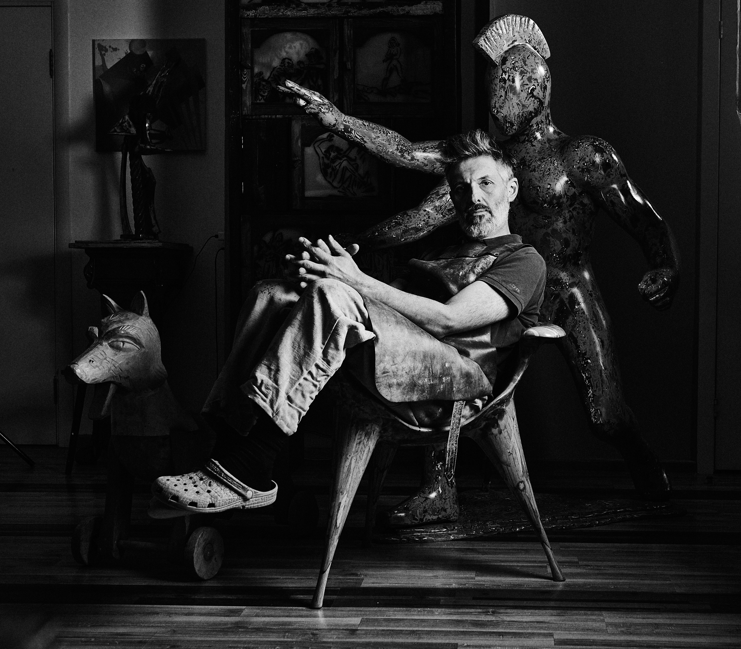 Портрет художника Гоши Острецова среди его работ , черно-белая фотография