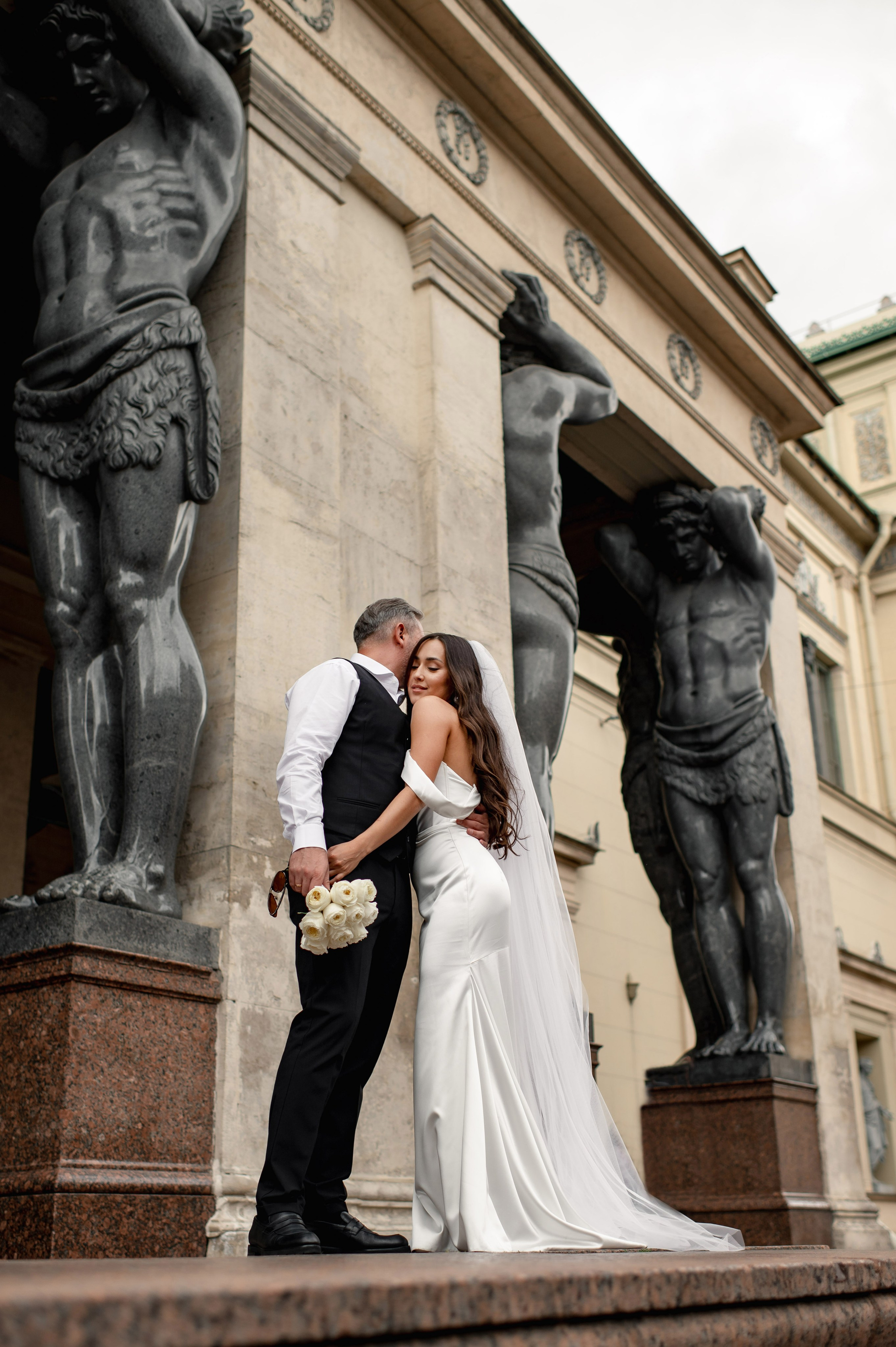 Классическая свадебная фотосессия Аины и Антона по самым красивым местам для свадебной прогулки в Санкт-Петербурге. Портретный, семейный и свадебный фотограф в Санкт-Петербурге и в Пушкине Ширяев Денис