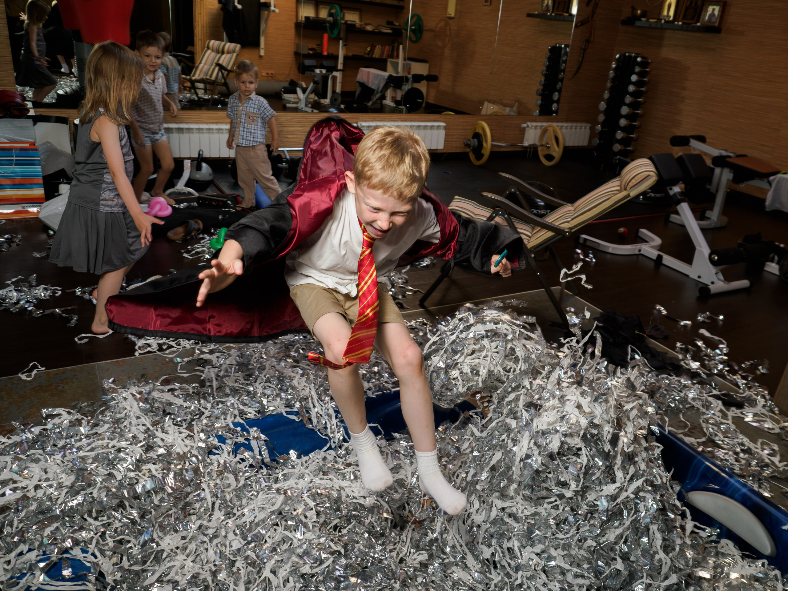 Фотография мальчика прыгающего в бассейн на дне рождения в Москве
