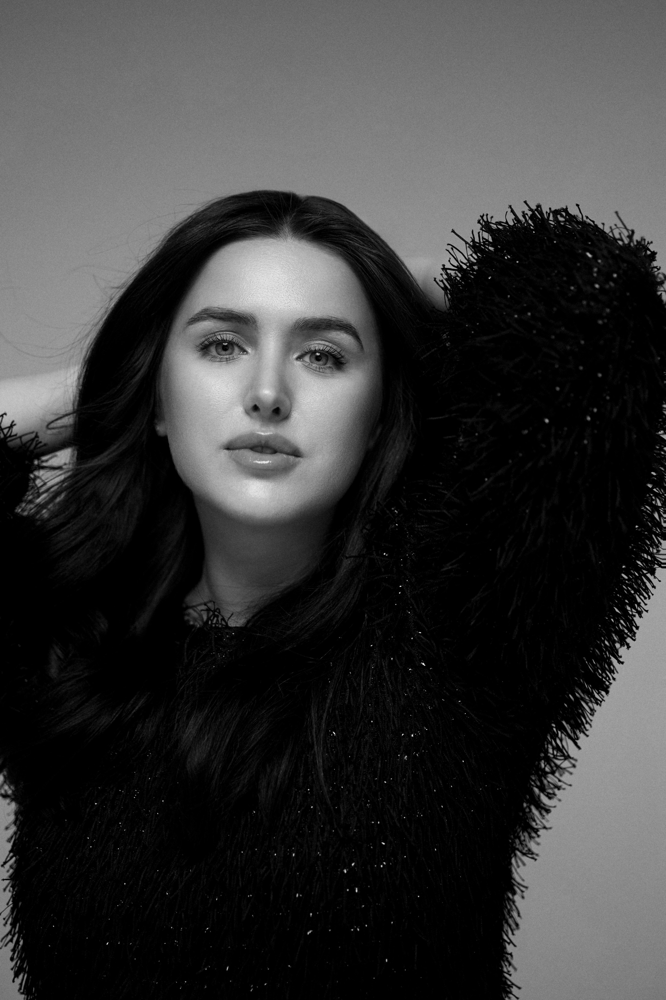 Минималистичная фотосессия. Сестры Карабаза. Фотографы и ретушеры в Москве и Санкт-Петербурге