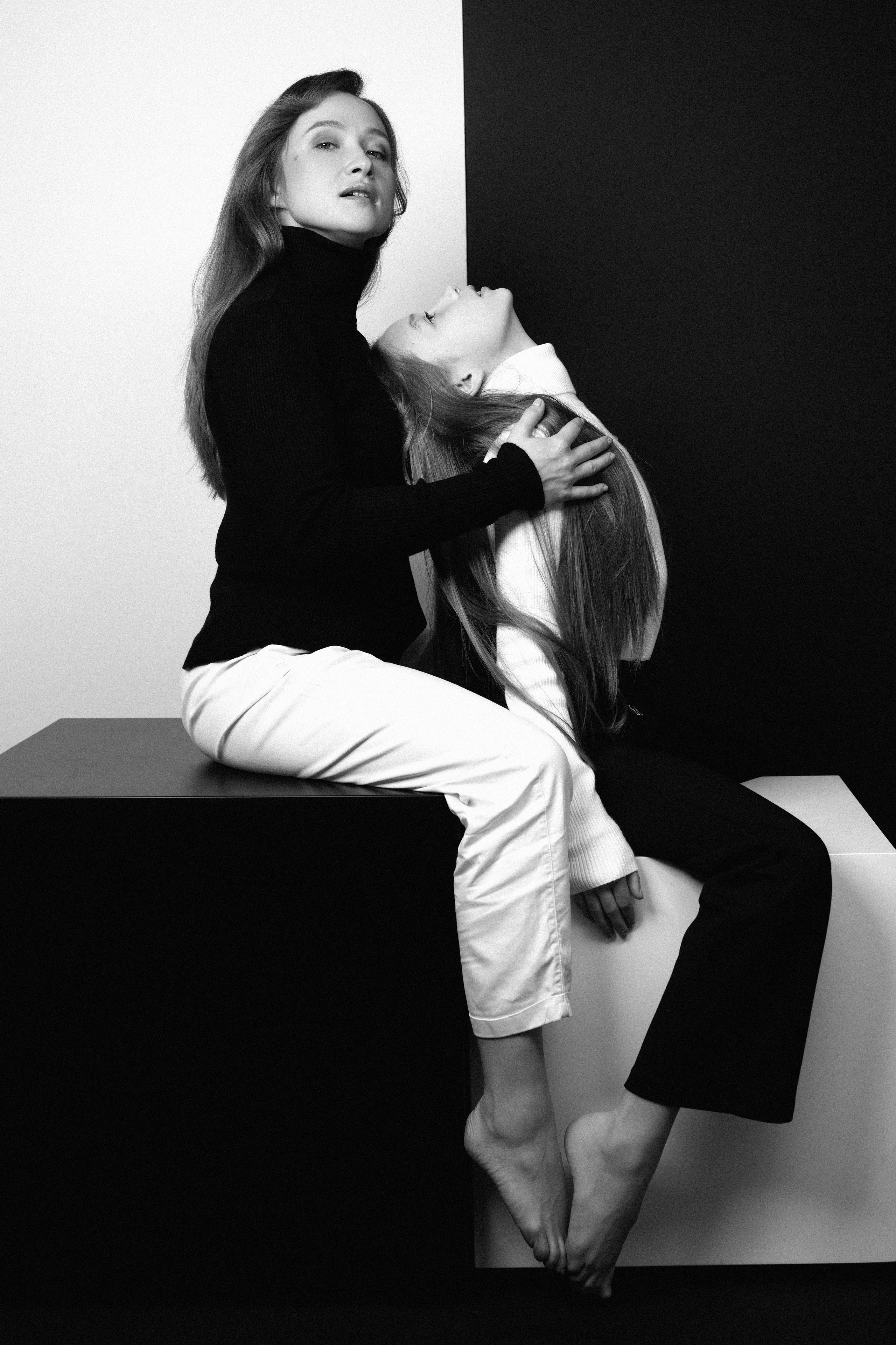 Чёрно-белая фотосессия матери и дочери на кубах в студии