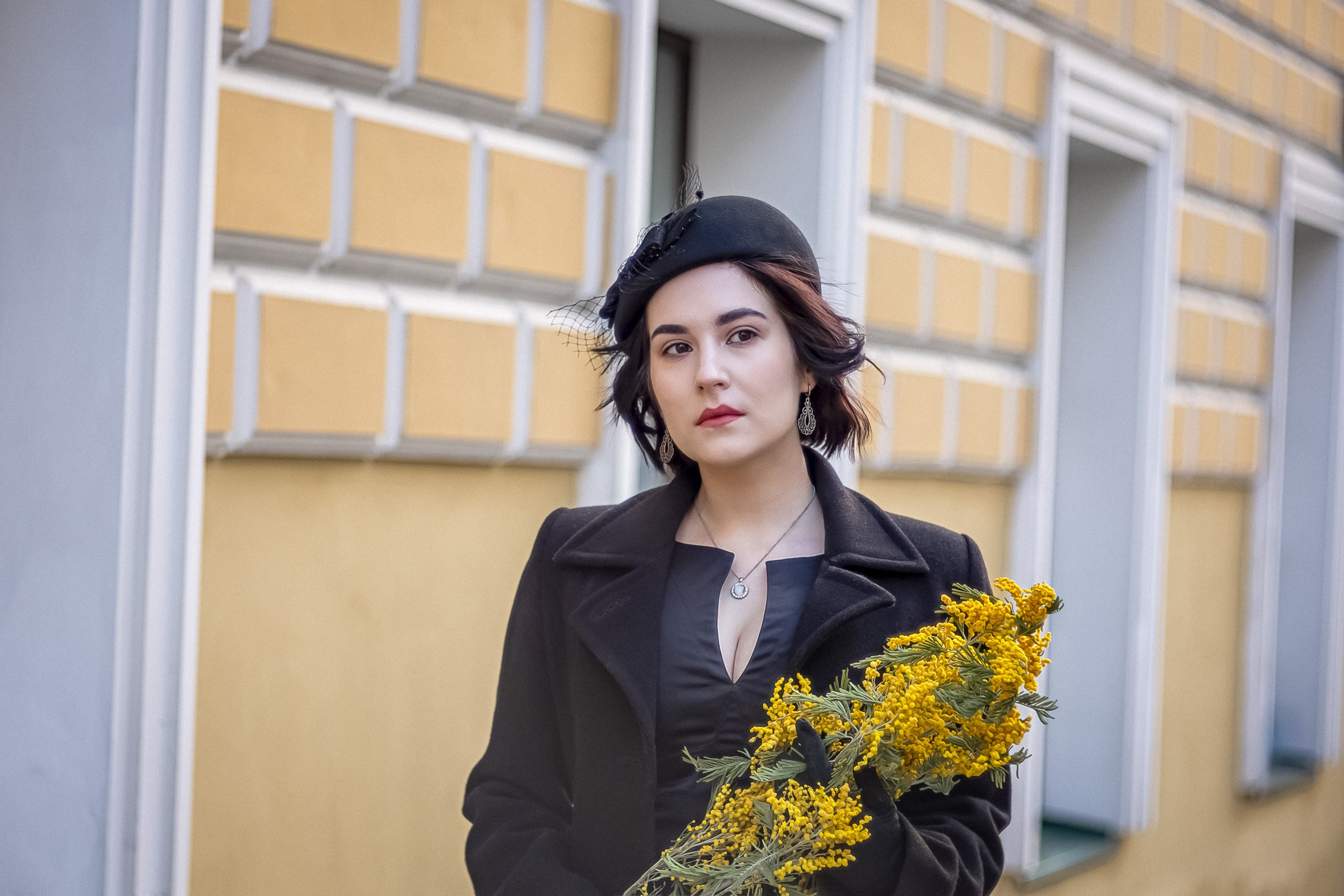 портрет девушки с мимозой