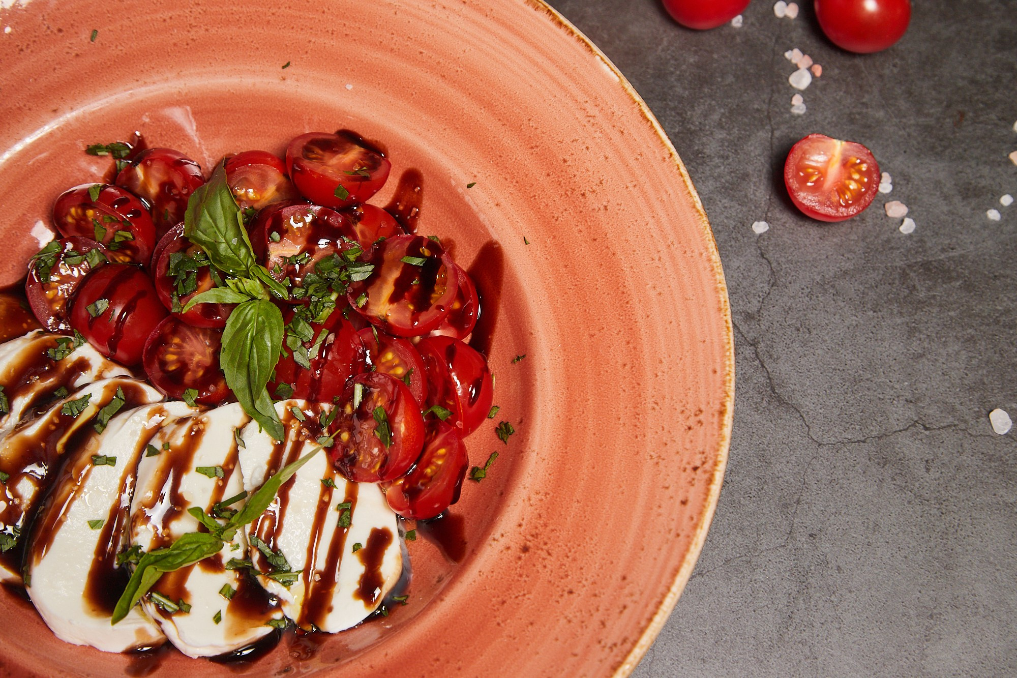 Фуд-фотография салата с помидорами и моцареллой