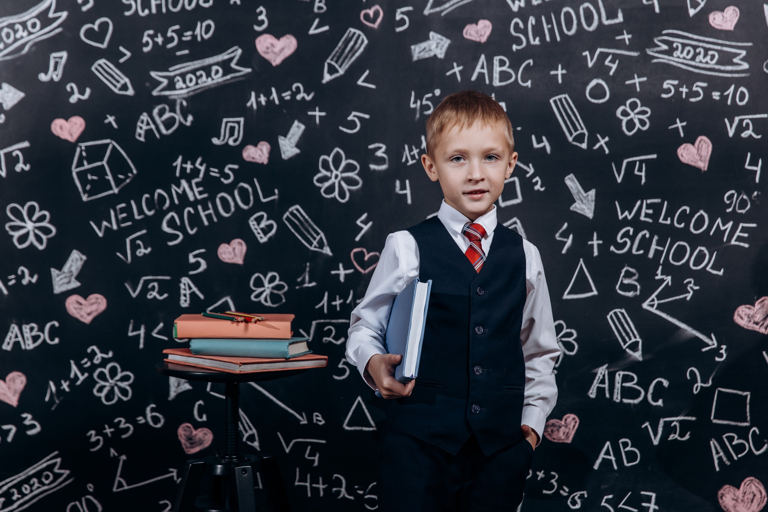 Съёмка для 1-4 класса. Доска 2×2 метра, надписи все написаны вручную. Можно стилизовать под каждый класс индивидуально. Фотограф в Крыму — Федор зайцев. Свадебная, семейная и портретная съёмка. Фотографии для контента, для бизнеса. Корпоративная съёмка