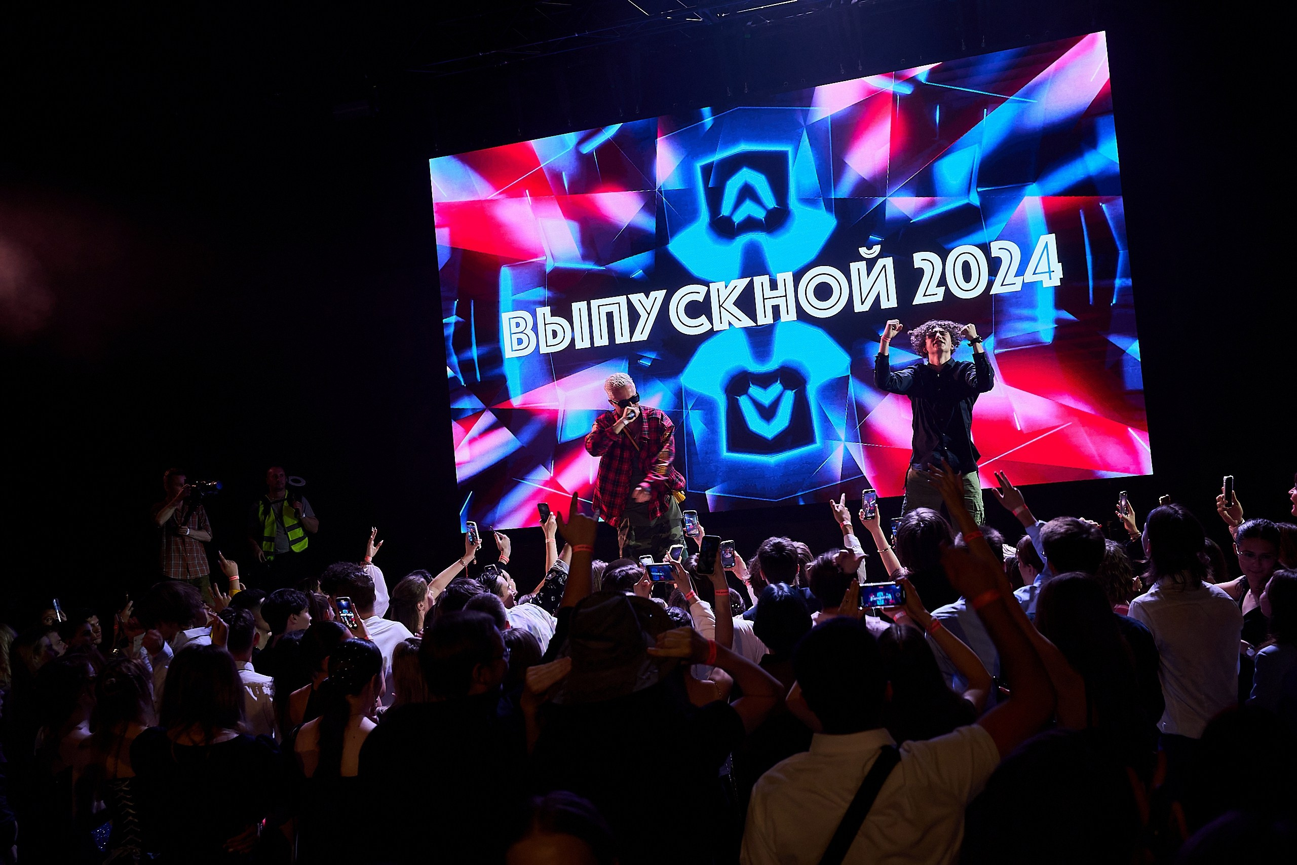 Выпускной 2024 концертный зал Академия ВТБ. Фотограф и Видеограф в Москве. Олег Корушев