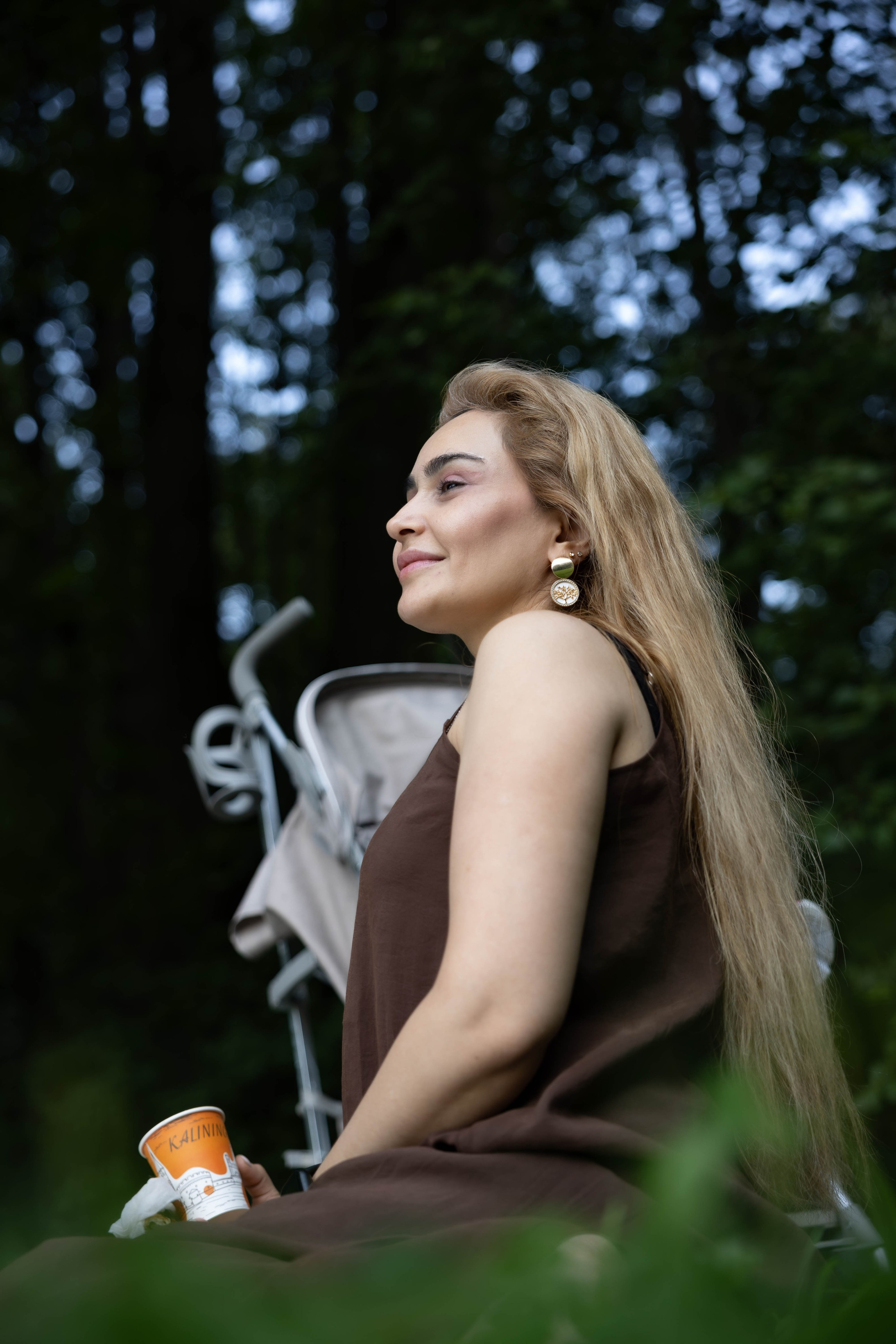 Прогулка мамы и дочки в парке