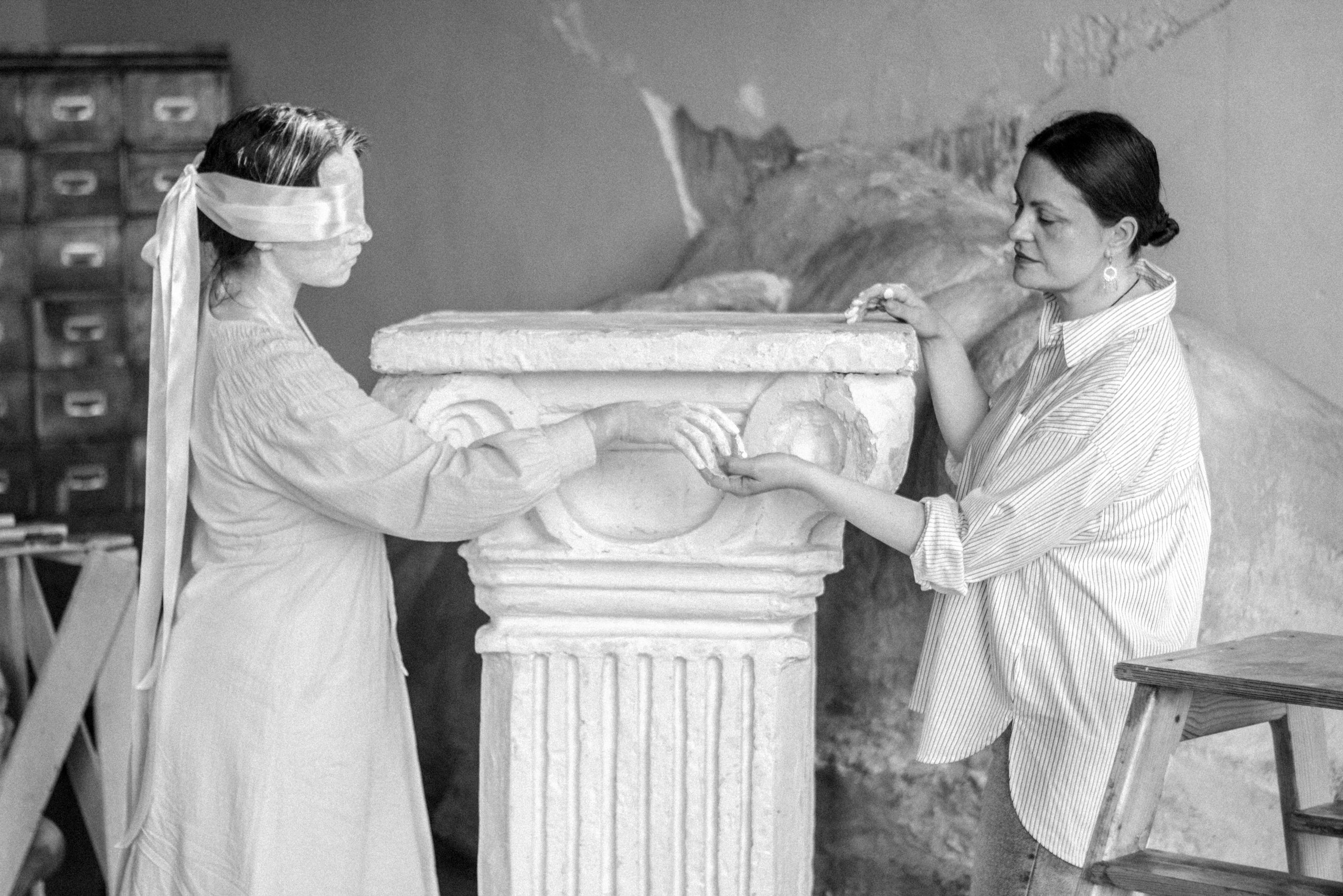 Железо железо острит, и человек изощряет взгляд друга своего