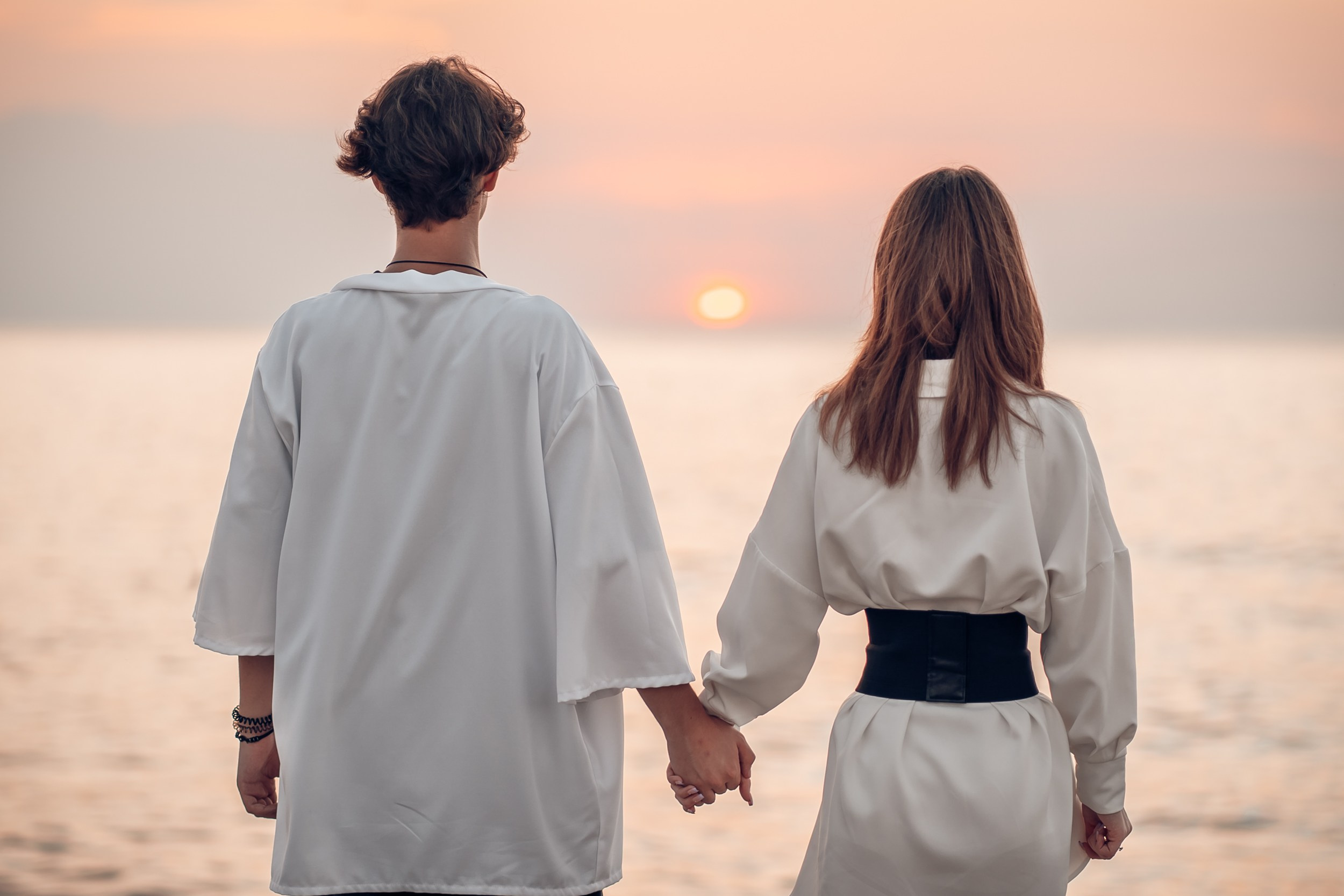 Романтическая фотоистория на закате пляжа Аквамарин. Церковный фотограф Севастополь