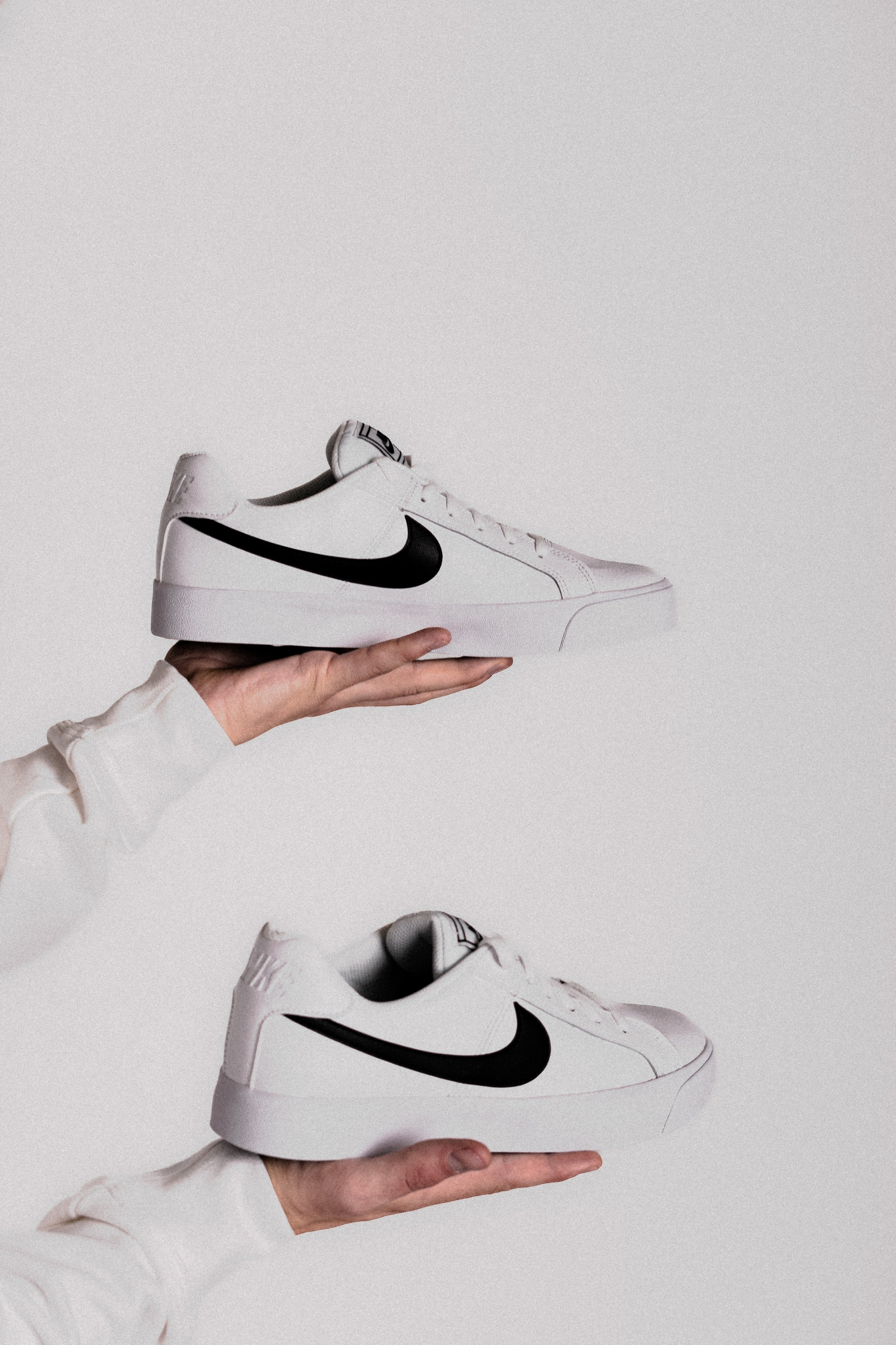 Белые кроссовки (кеды) nike на белом фоне в руках