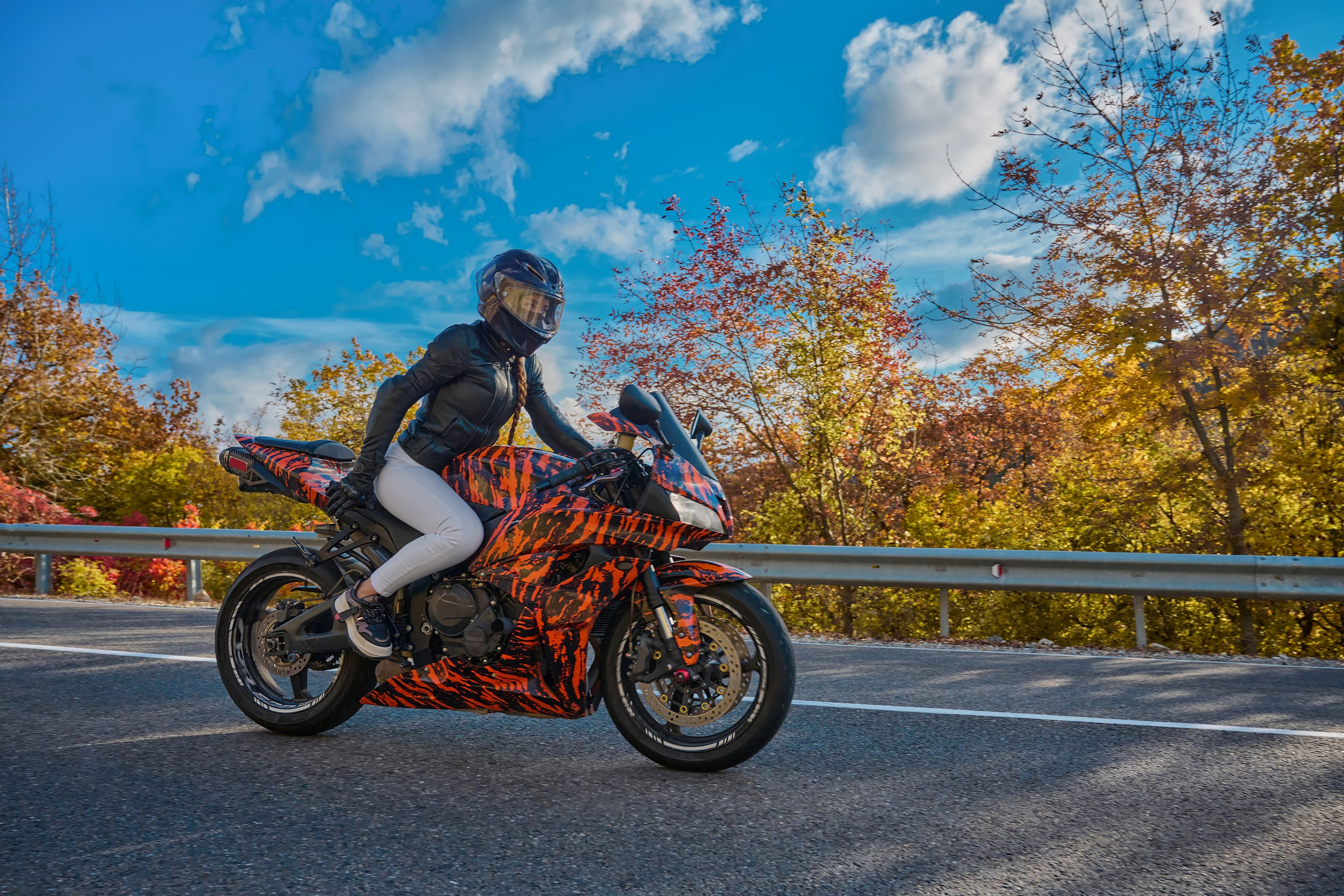 Девушка на спортивном мотоцикле