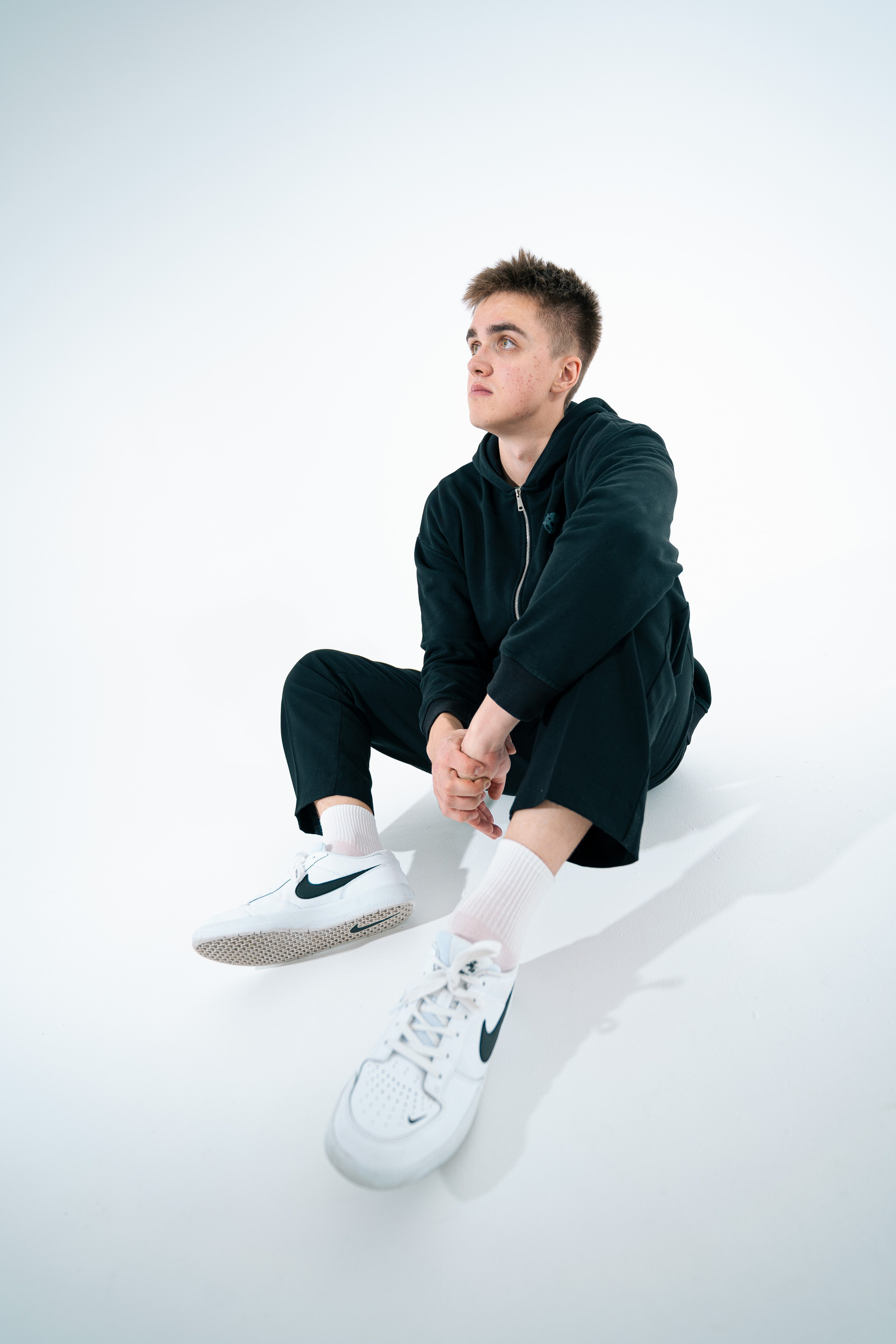 Фотосессия для соцсетей и дейтинга, мужской портрет на белом фоне