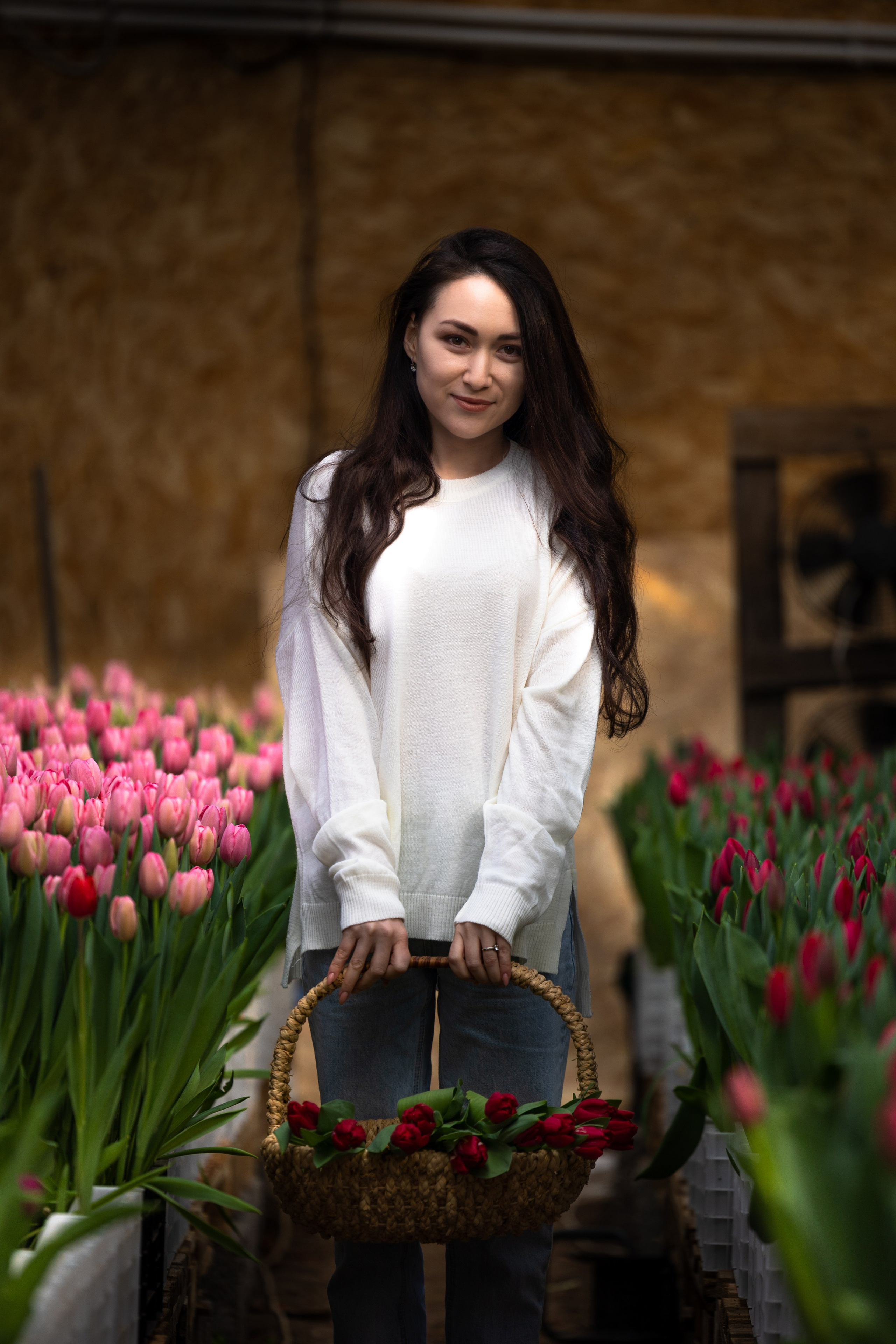 Фотосессия в теплице с тюльпанами. Свадебный фотограф Астрахань