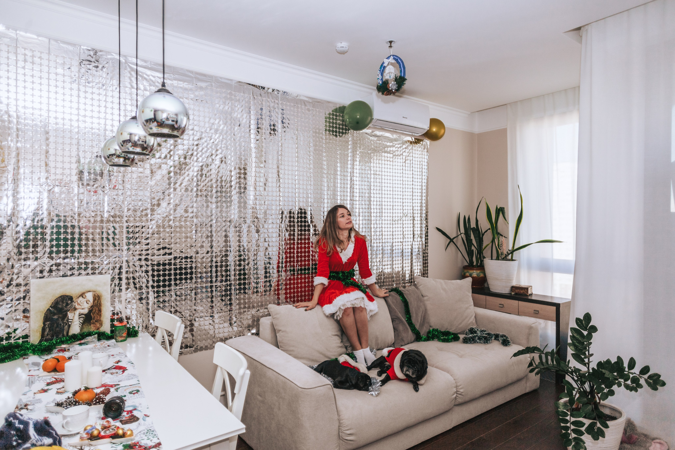 Домашняя фотосессия Оли и двух ее мопсов. Фотограф-анималист Татьяна Степанова