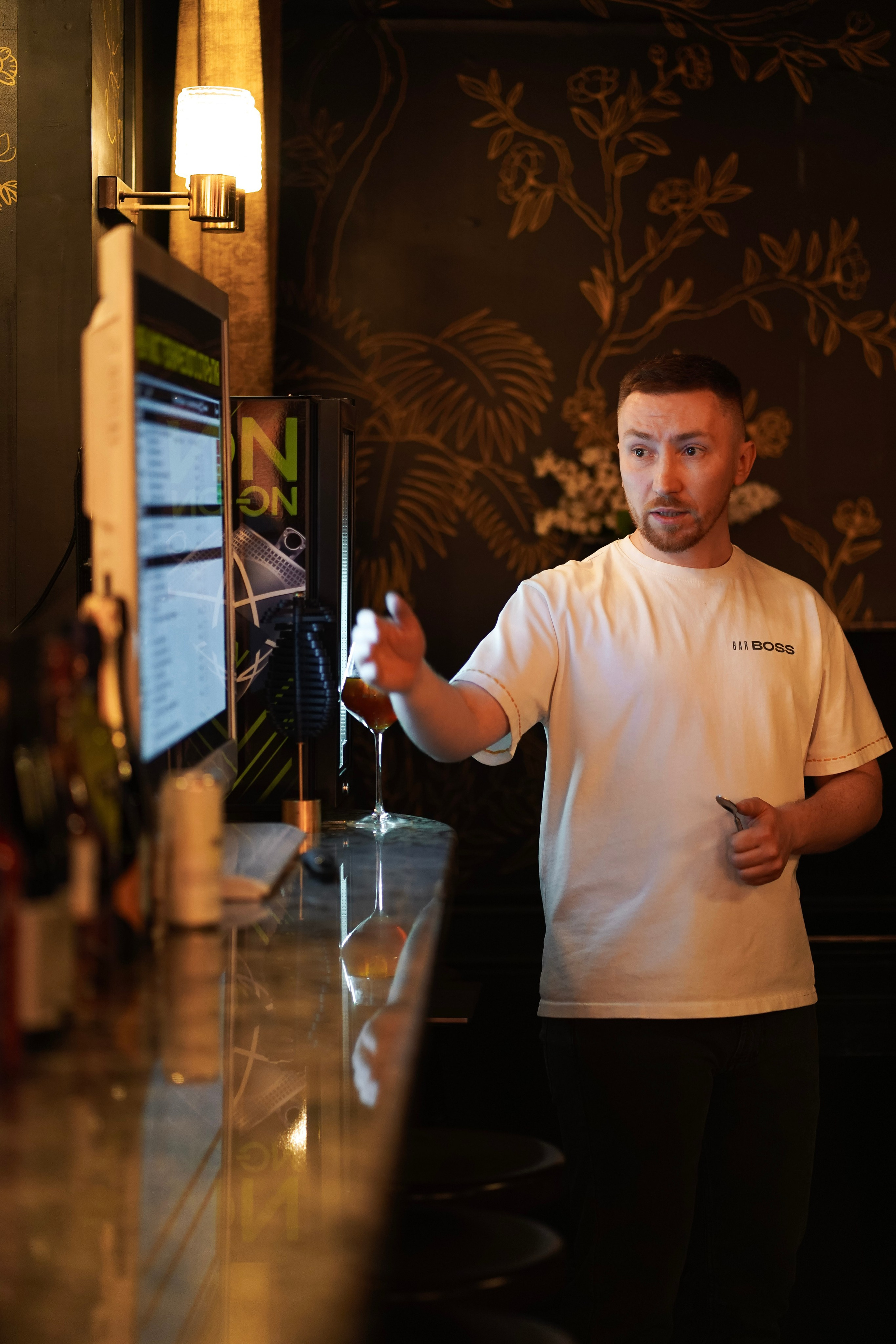 Bar Boss в «Детектив, где Вы?» (2024). Фотограф с психологическим образованием