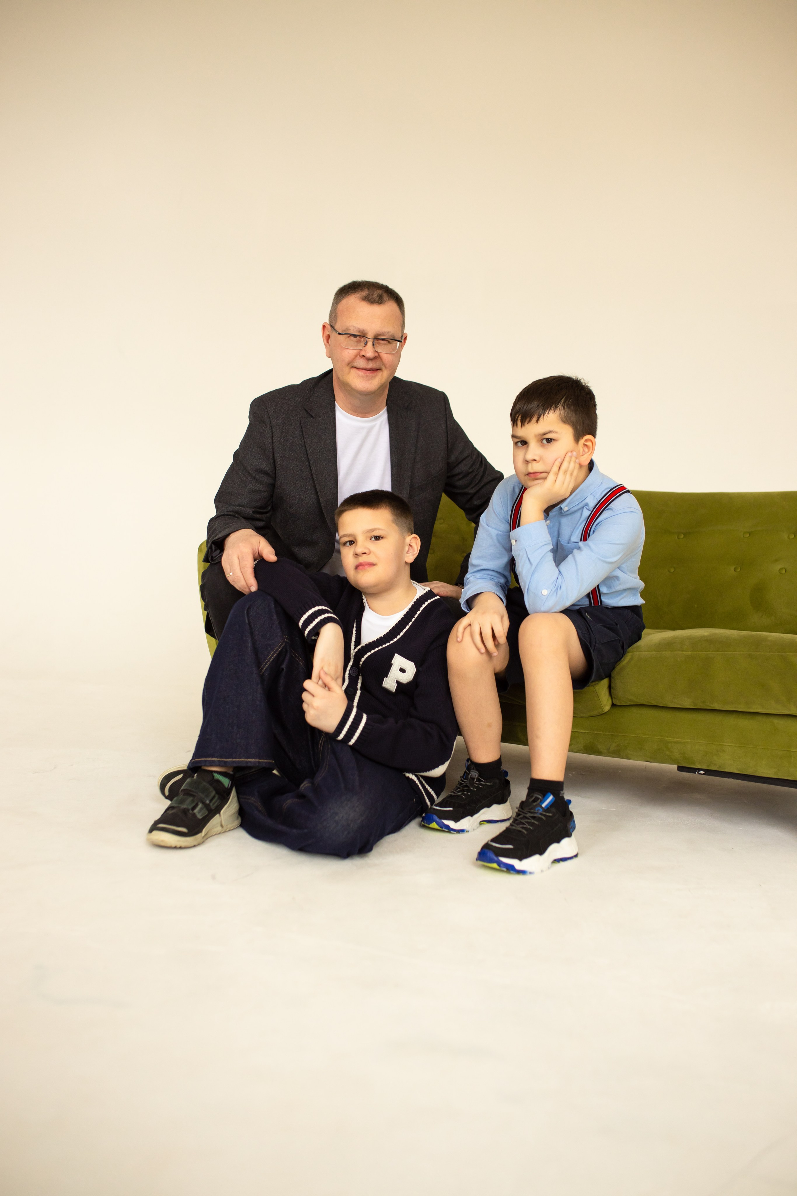 Семейная фотосессия на циклораме с естественным светом. Фотограф в Железнодорожном и Балашихе