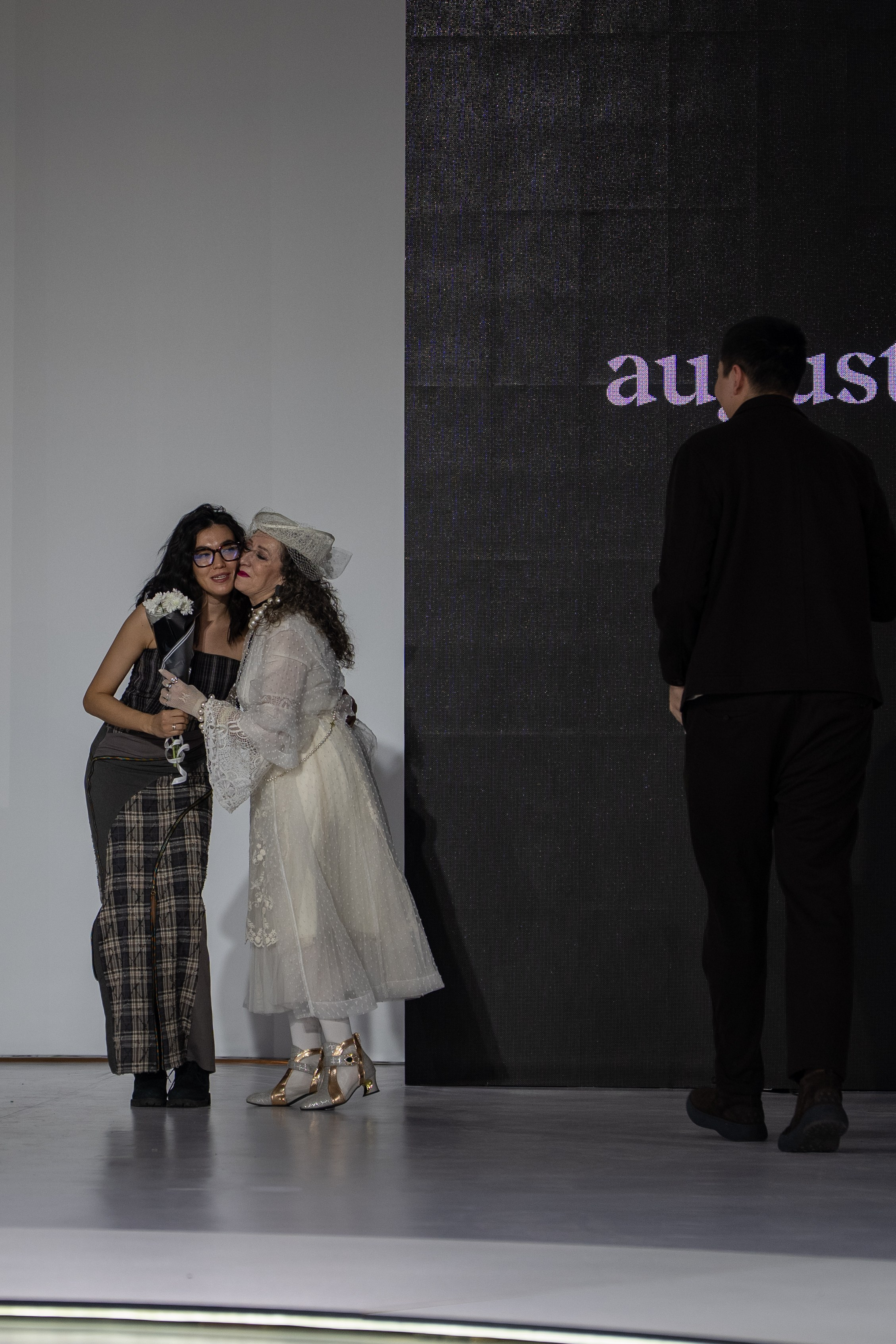 Design August. Сайт Алматинского НЮ АРТ, будуар и фэшн фотографа Дениса Карпенко