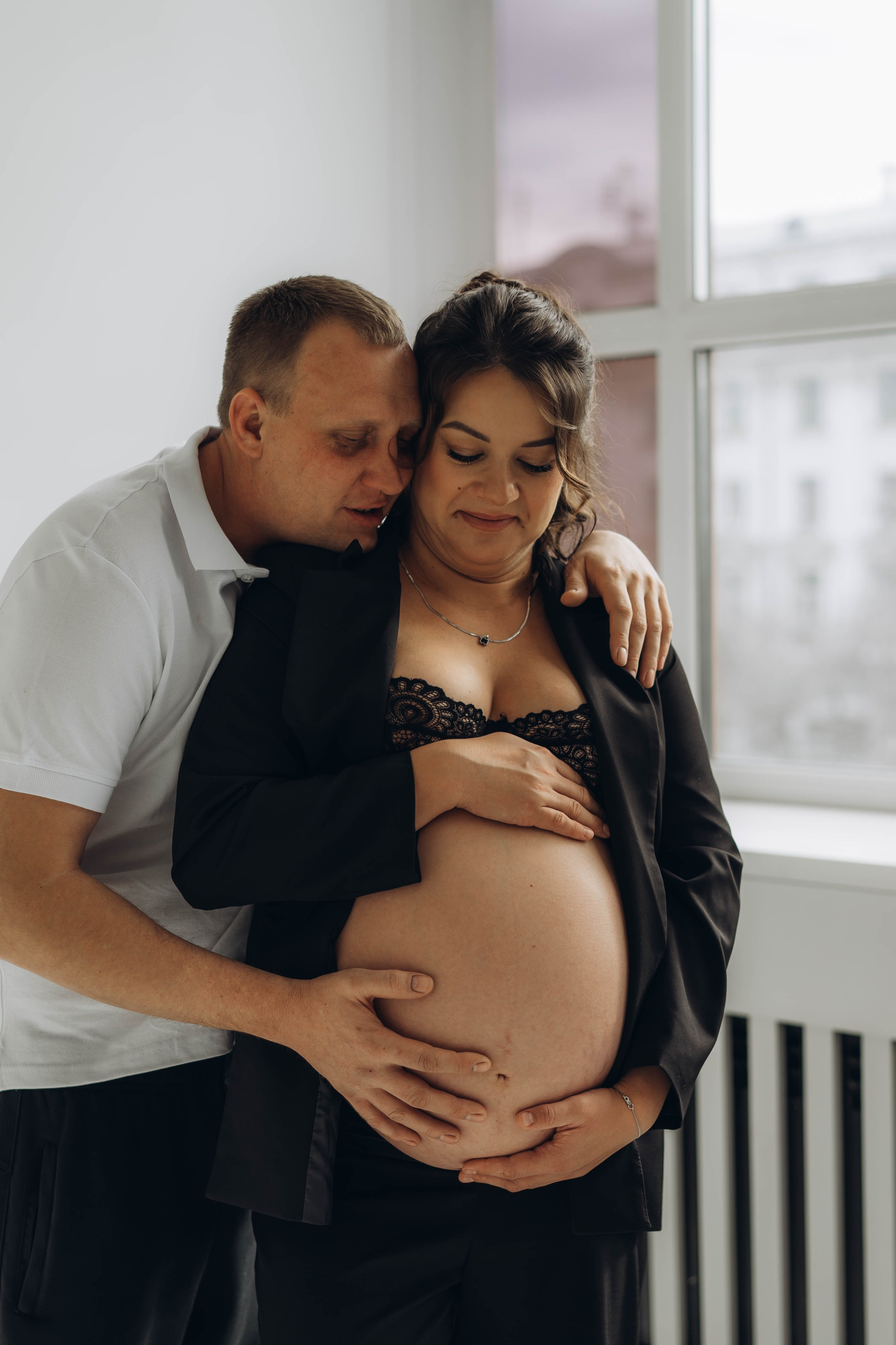Беременность съемка пары в студии. Фотограф Екатеринбург Кокшарова Александра