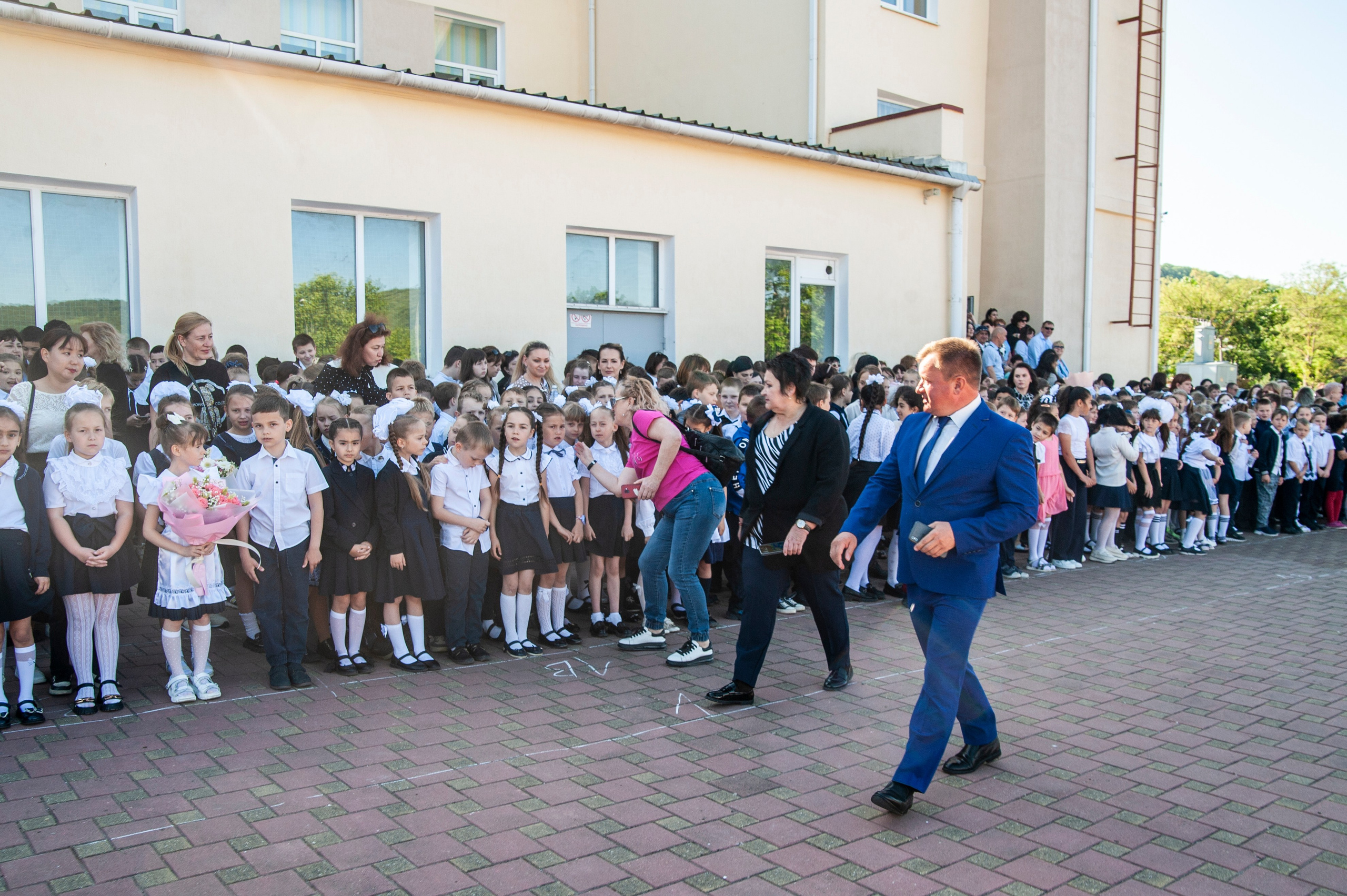 Последний Звонок МАОУ СОШ № 17 им. Эдуарда Есаяна — Архипо-Осиповка. Свадебный и семейный фотограф Денис Лукьянов в Краснодаре, Краснодарском крае и Республике Крым