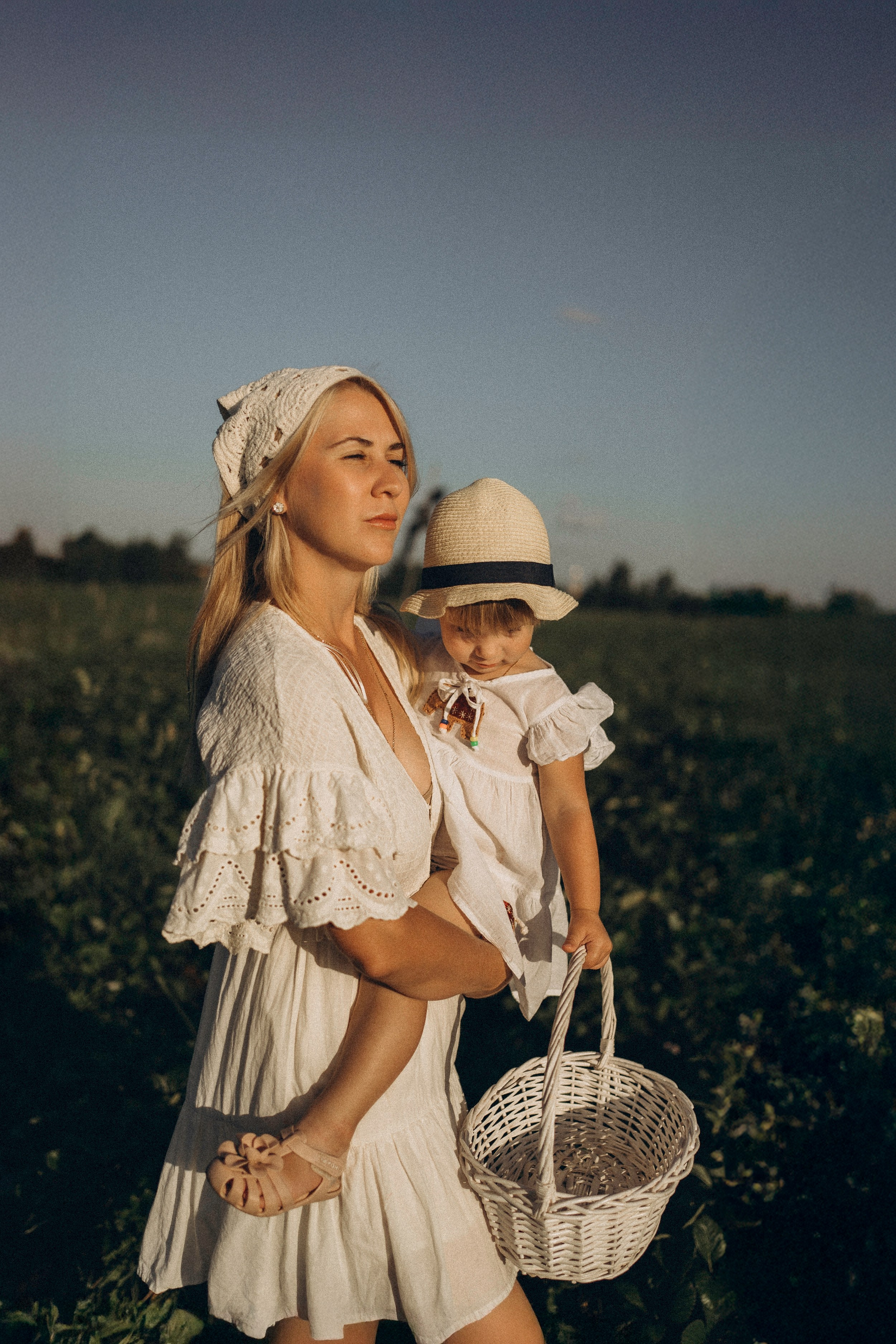 Алина и Оливия съемка на природе. Семейный фотограф в Калуге Ирина Алдохина