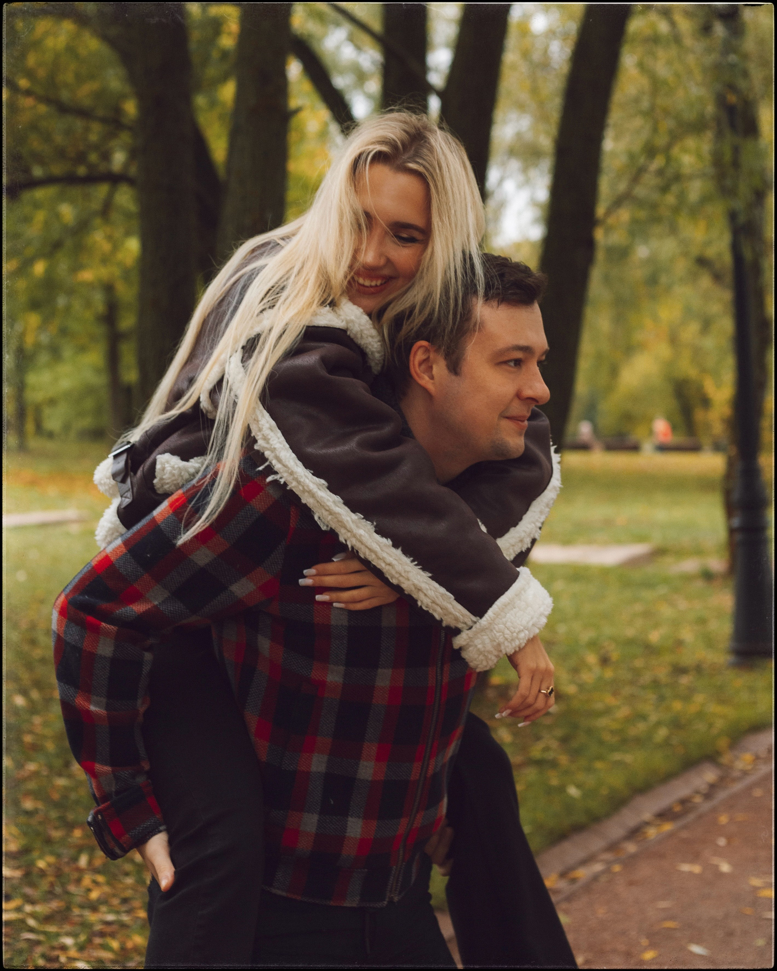 Лавстори в парке. Женский и лавстори фотограф в Москве Елена Аксютко