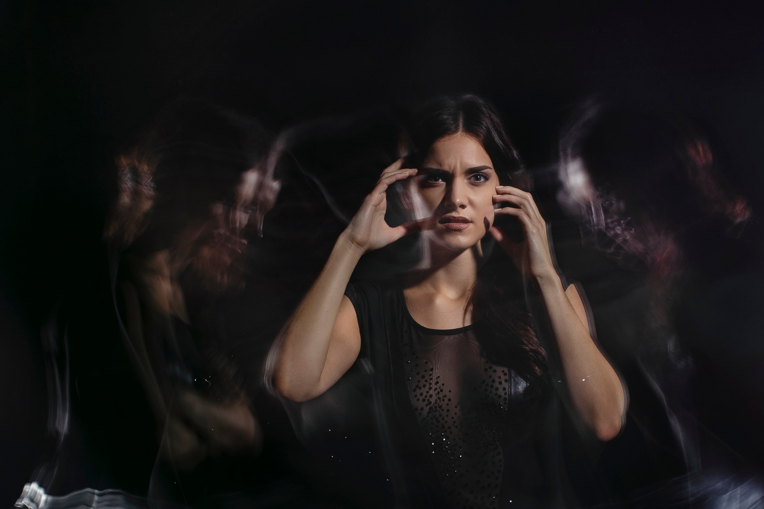 у красивой девушки галюцинации и раздвоение личности. художественный портрет