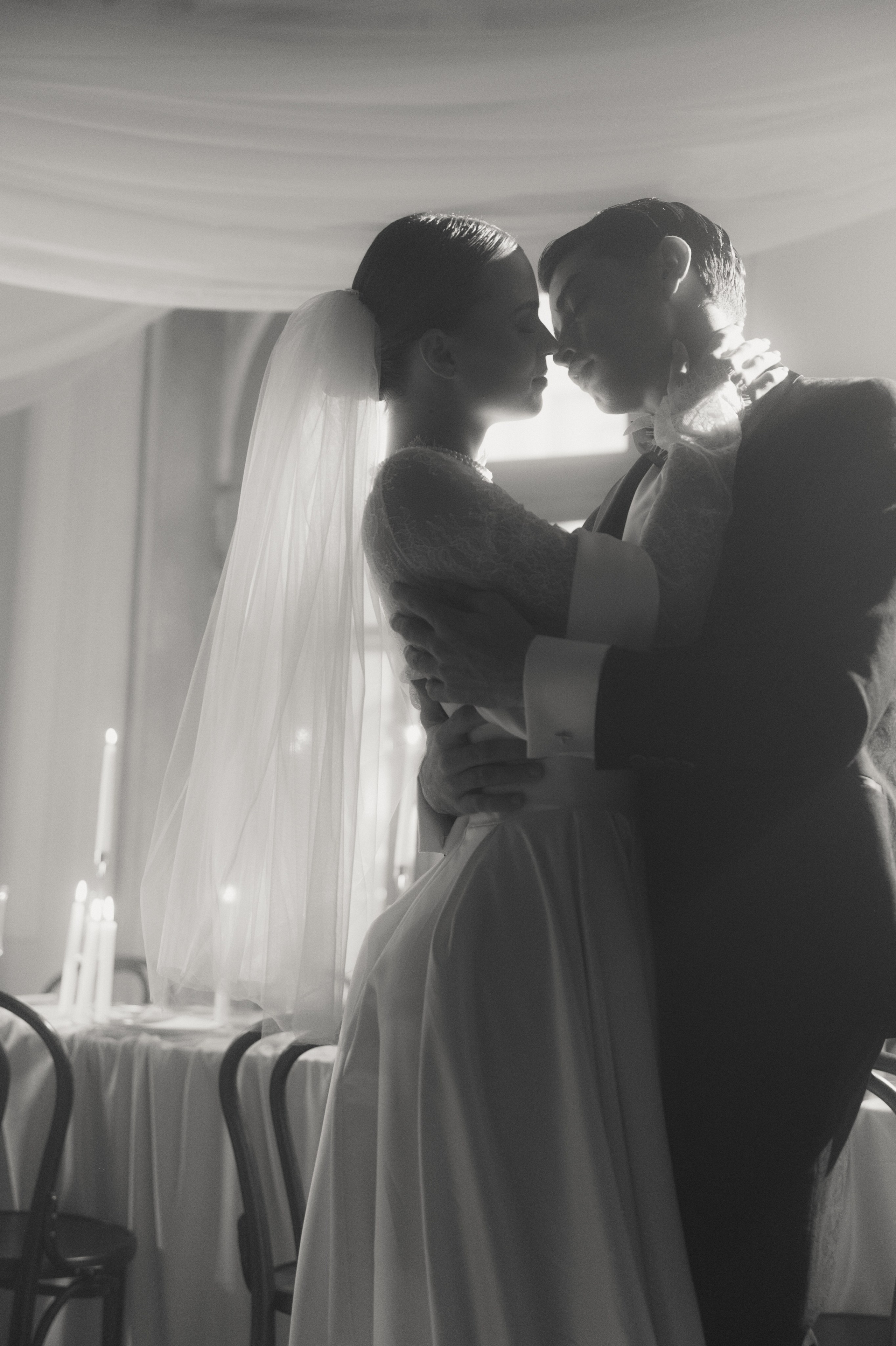 Камерный свадебный ужин при свечах в старинном особняке в фотостудии 21. Kult. Ярослава Ерина — свадебный фотограф в Москве