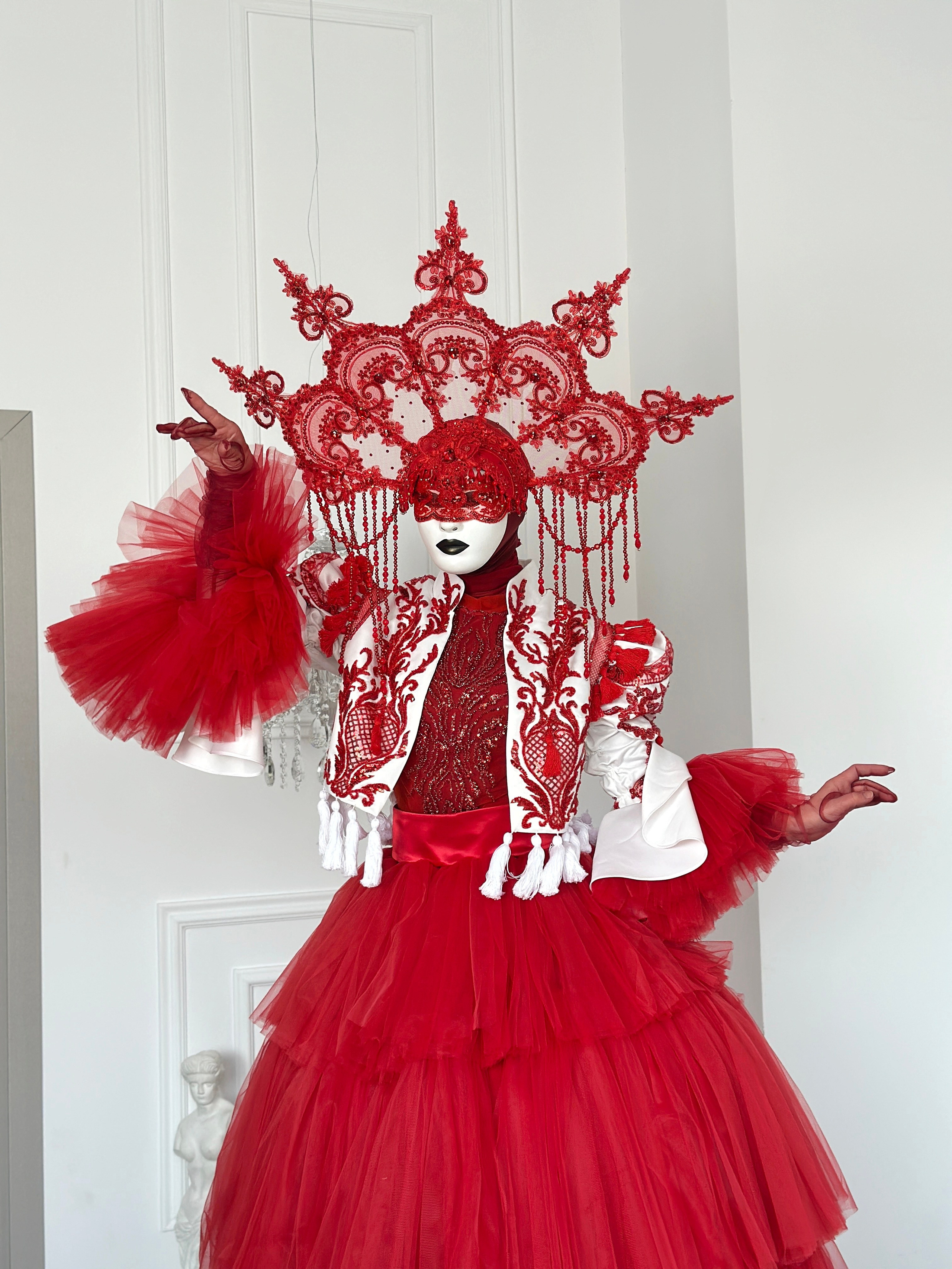 Персонаж красная Сажа. Мимы и Ходулисты на встречу гостей. Москва