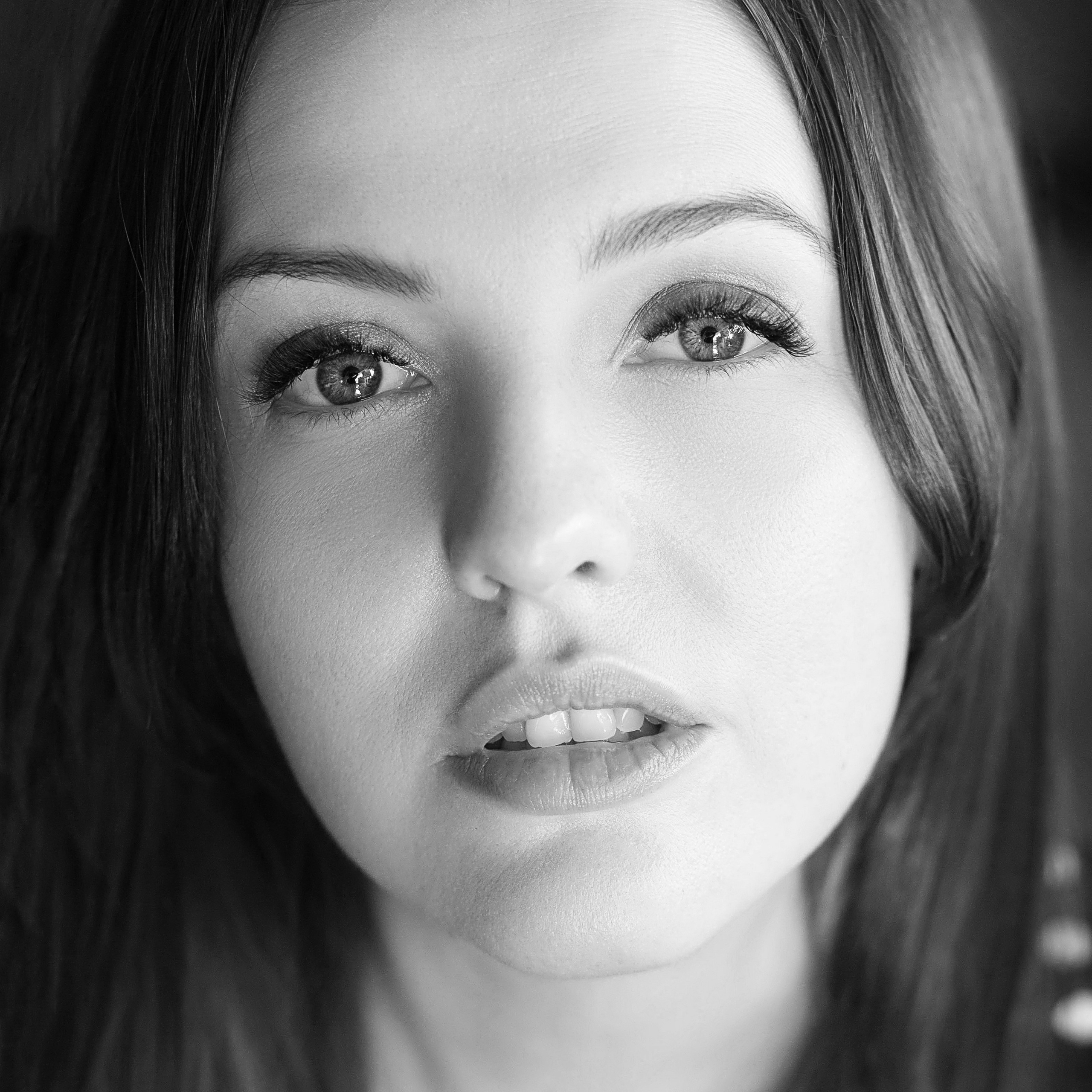 Черно-белый минималистичный портрет на черном фоне, студийная съемка в СПб. Портретные фотосессии, контент-съемки, репортаж