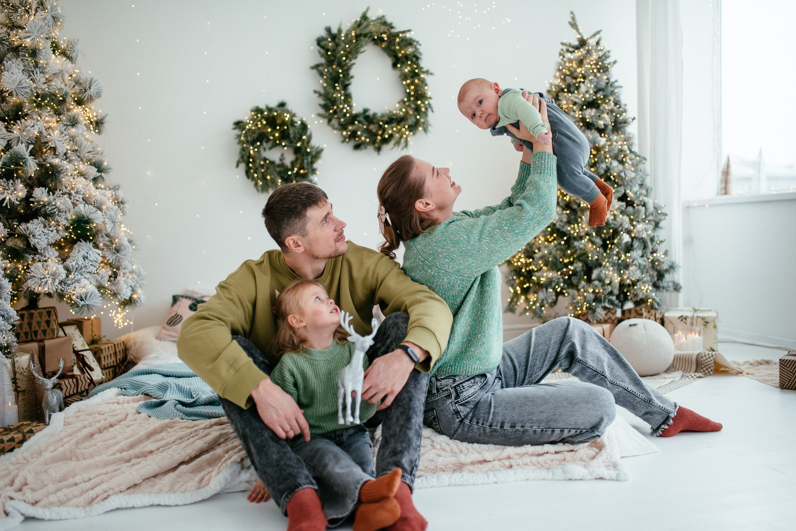 Семейная новогодняя фотосессия Новосибирск в фотостудии. Фотограф Дарья Едапина Новосибирск