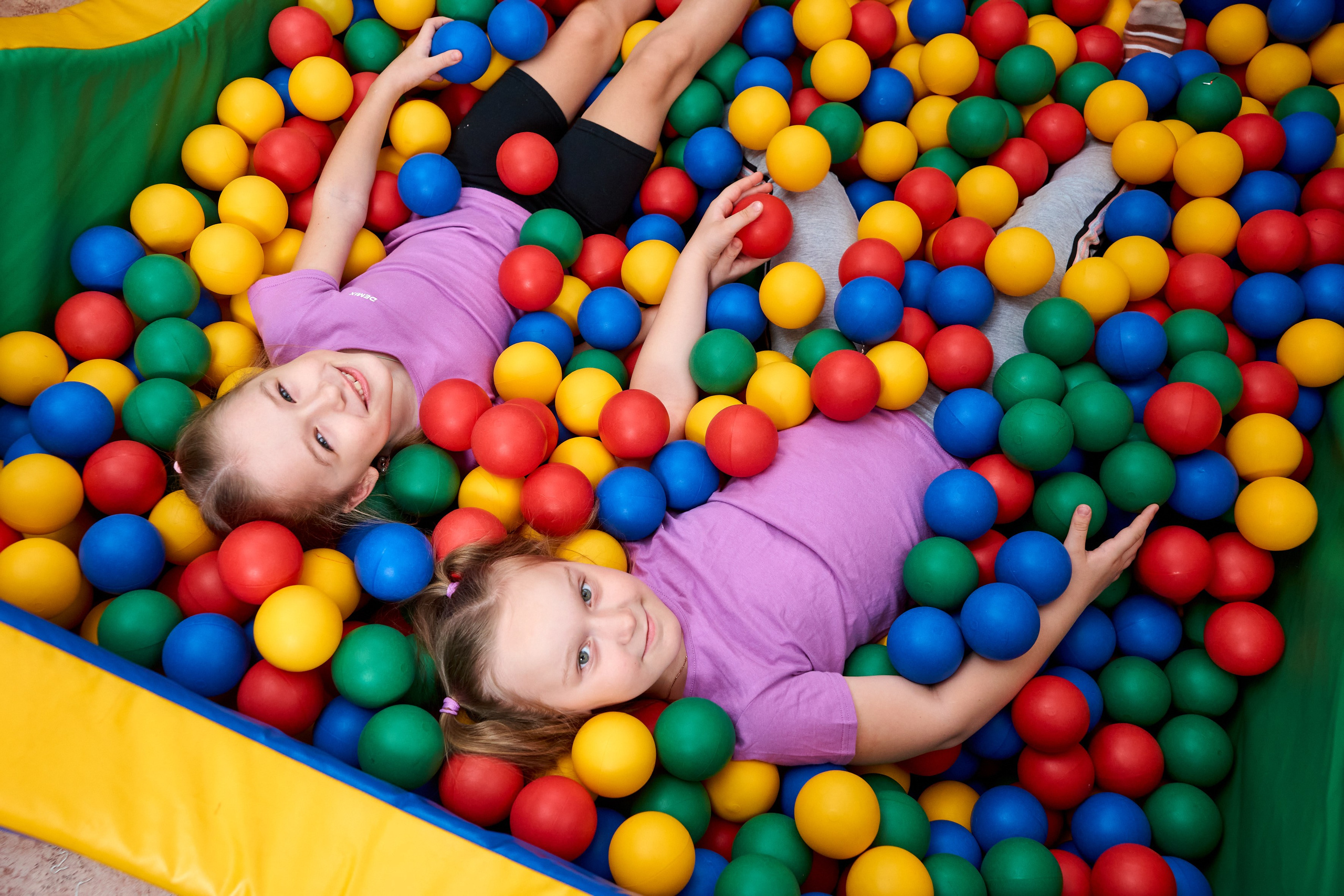 Занятие в спортзале. Childrenfoto.ru