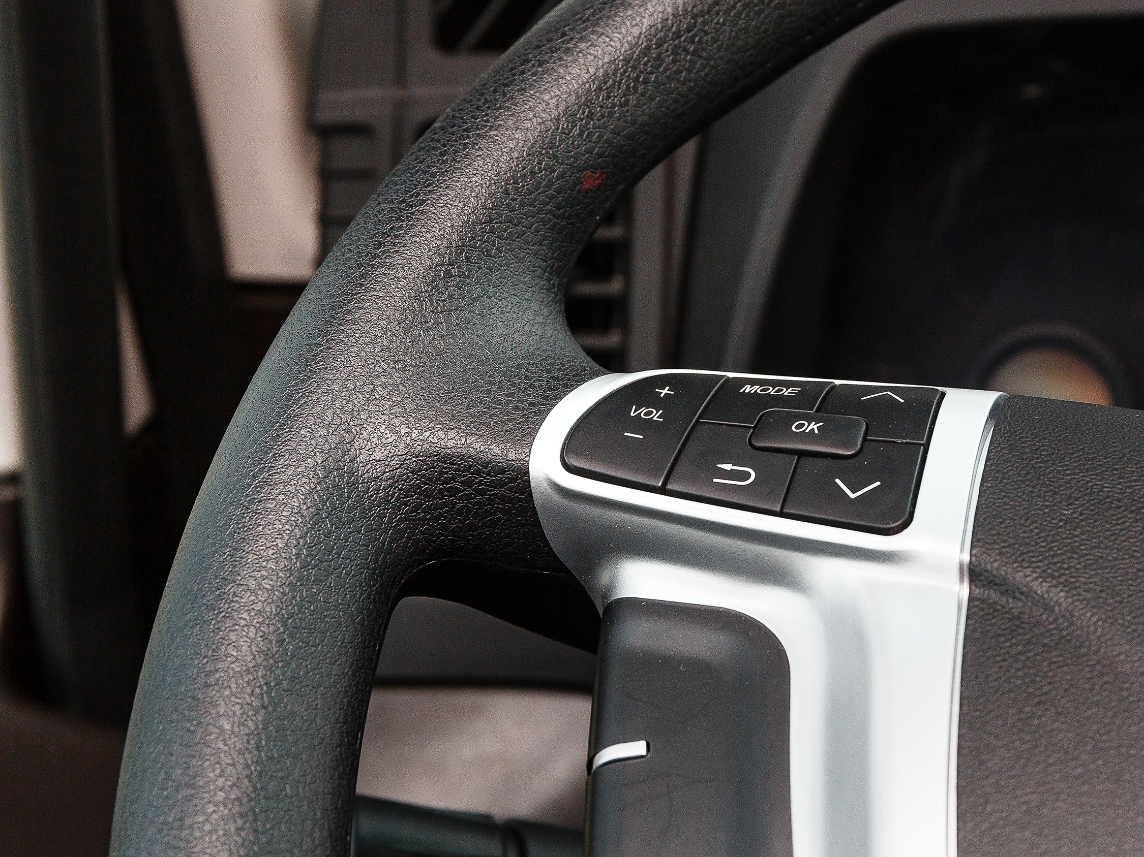 Профессиональная съёмка легковых автомобилей и большегрузов для продажи и контента. Выездная фотосессия спецтехники в Санкт-Петербурге. Репортажный фотограф Сергей Пушкин в СПб. Промышленная фотосъёмка авто. Фотограф для дилеров и производителей. 