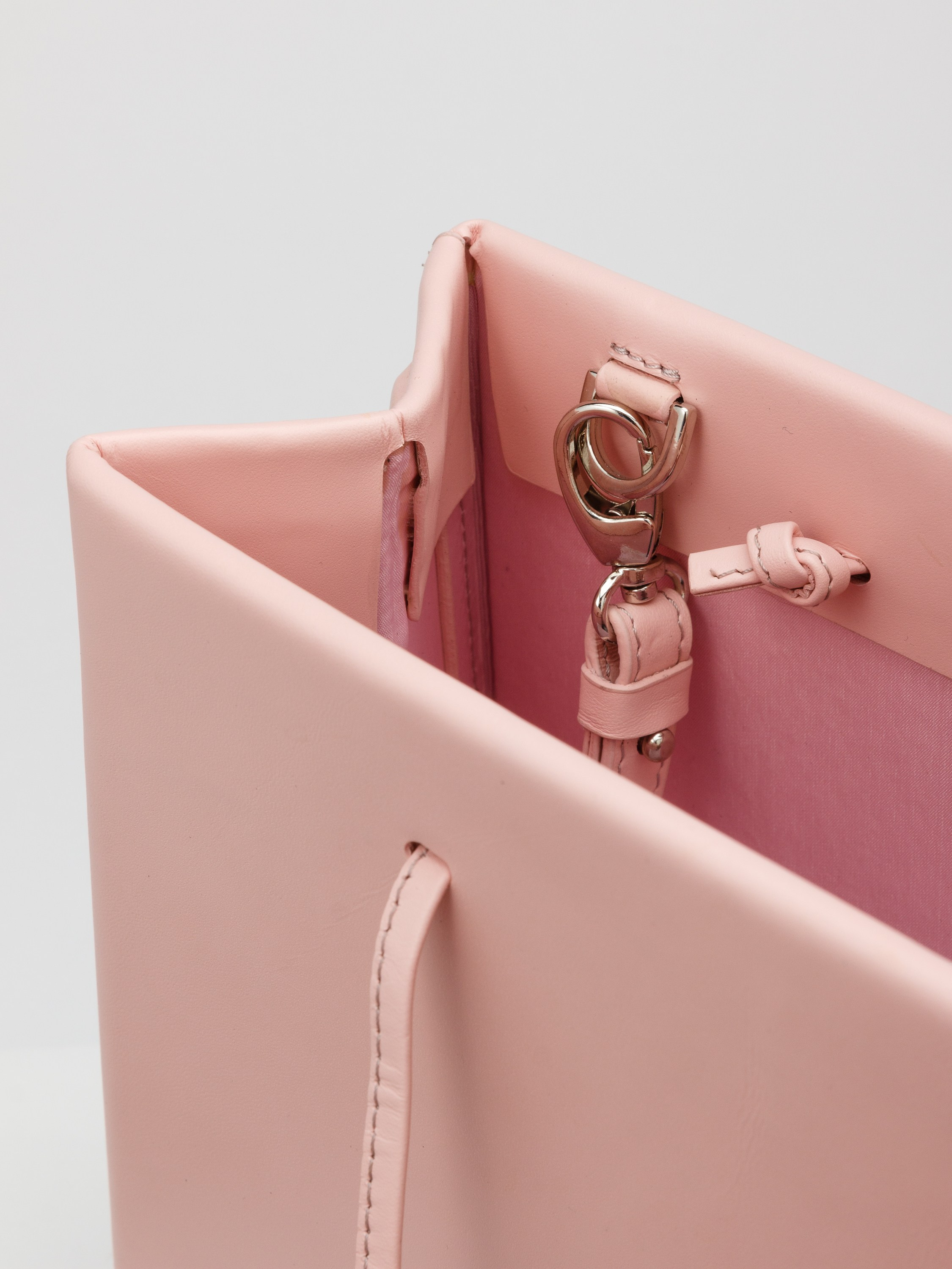 Фотосъёмка сумок и кошельков для маркетплейсов. Профессиональный фотограф в Санкт-Петербурге. Сергей Пушкин