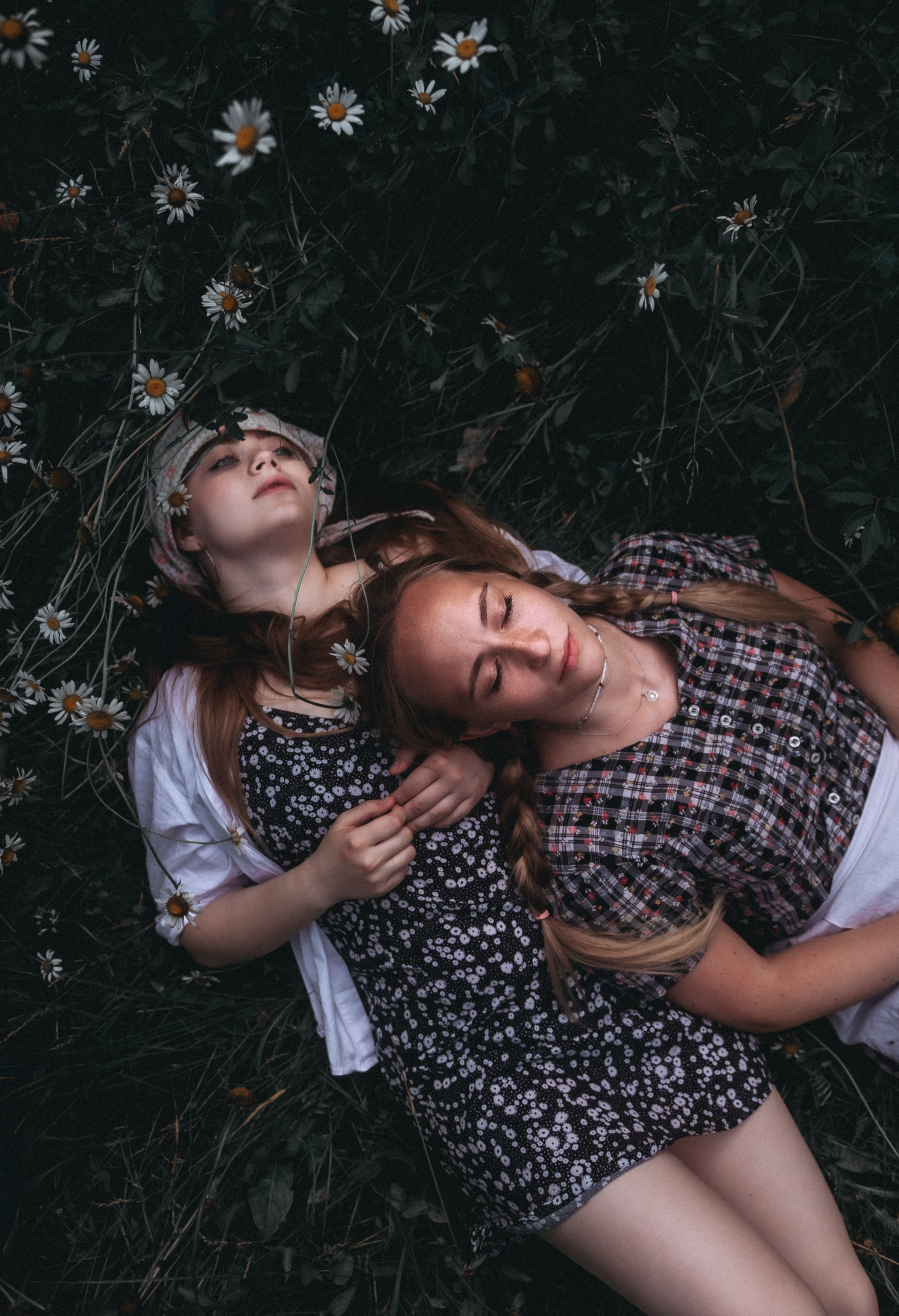 Лера и Юля. Ищем потаённое. Портретный и предметный фотограф в Санкт-Петербурге