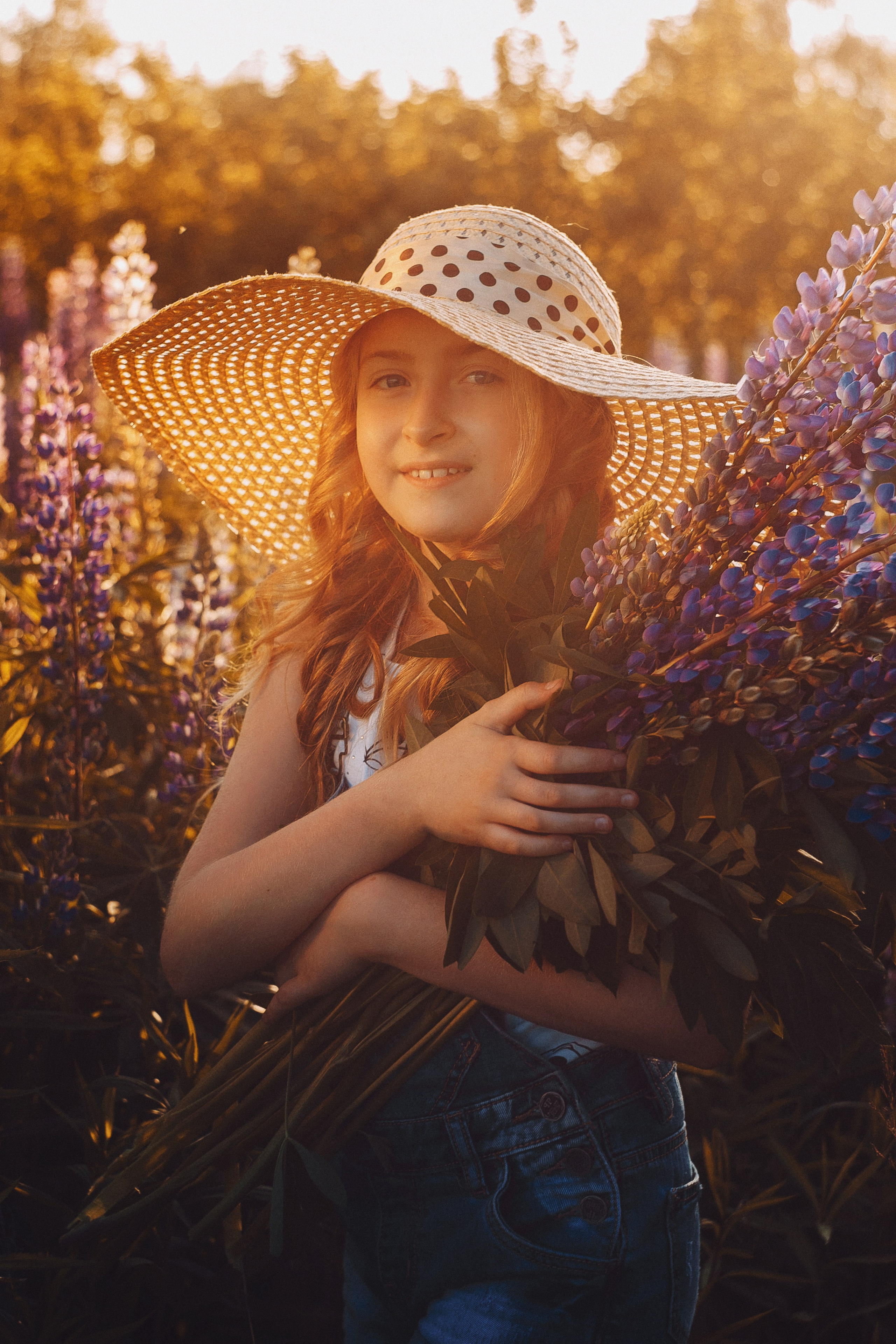 Солнечная Алена в Люпинах. Фотограф Сергей Логинов