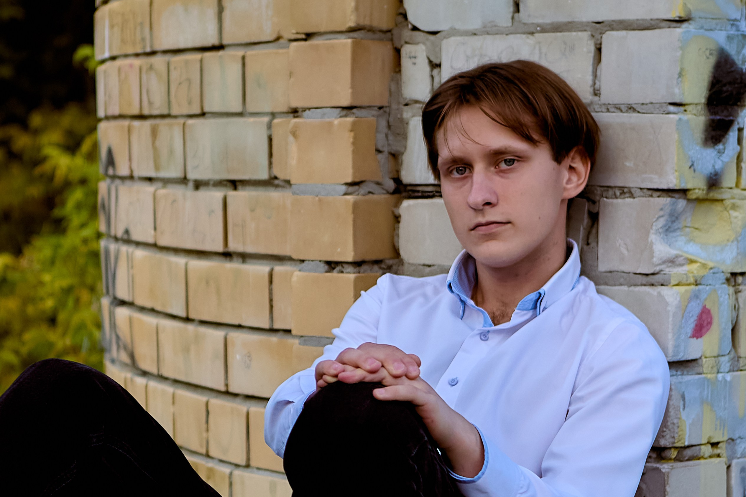 Мужской портрет в заброшенном здании