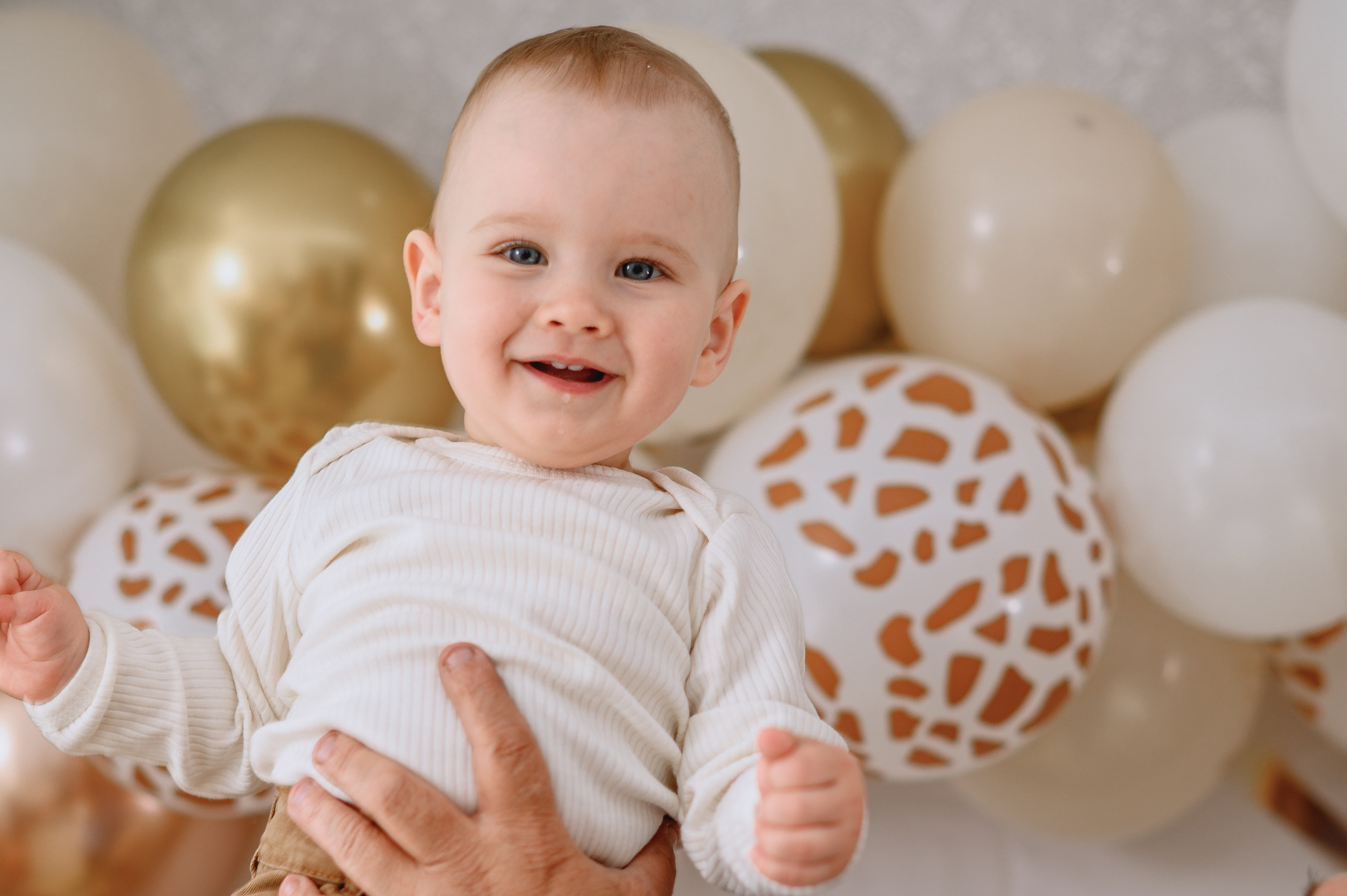 Дома во дворе и на фотозоне. Годик. Фотограф Котова Валентина
