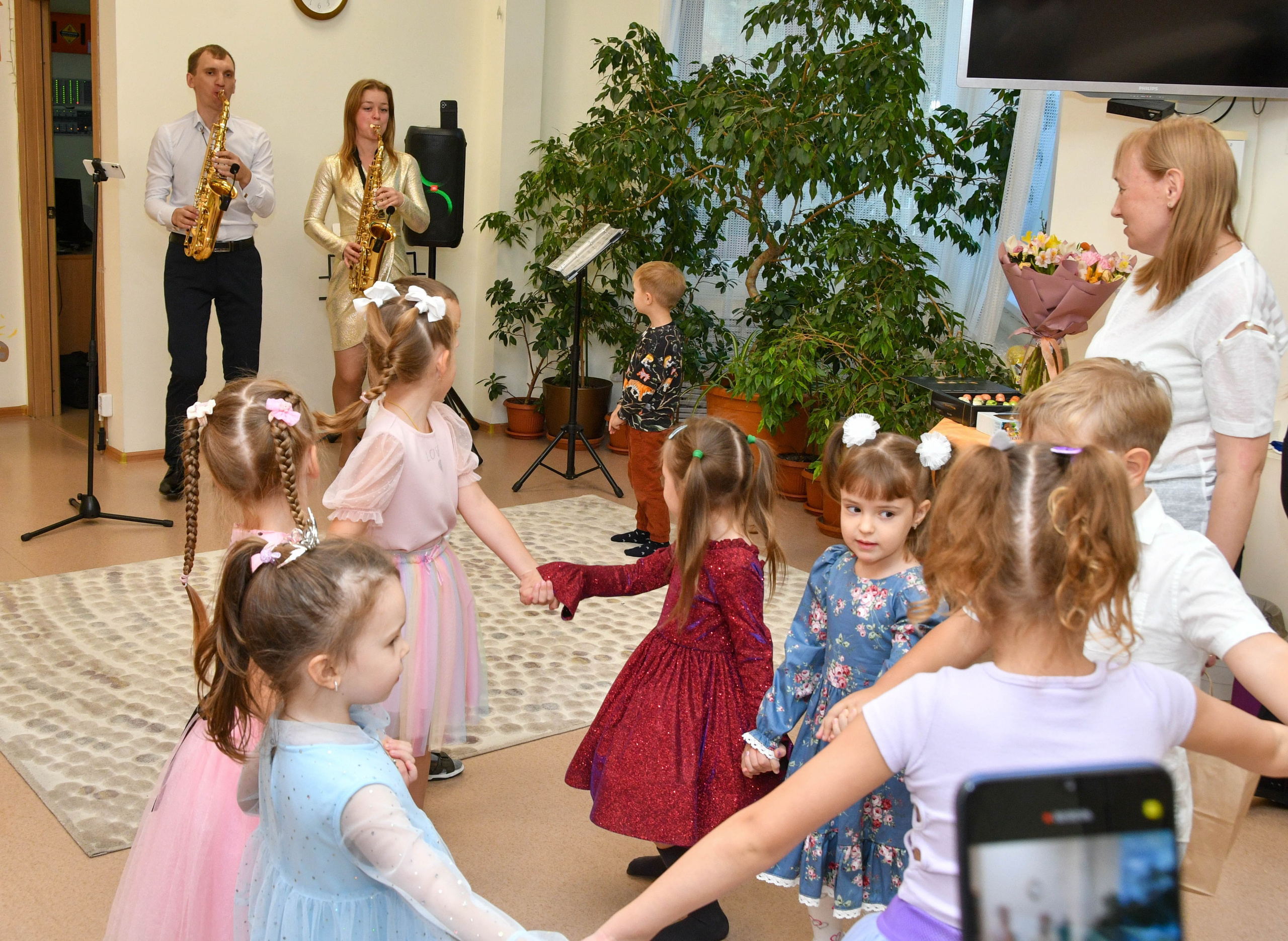 2023 г. День дошкольного работника и прогулка. Репортажный и детский фотограф в Новосибирске